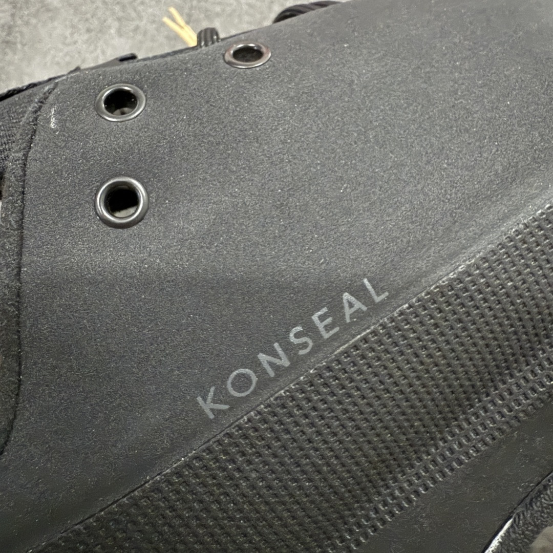 图片[4]-【莞产原盒版】Arcteryx始祖鸟 Konseal Shoe 舒适 防滑耐磨透气支撑抓地 登山鞋 黑金 正确原盒 全鞋采用头层麂皮 耐磨防滑黄金V底 莞产高品质 区别市场通货 代购指定版本 原数据开发 不掉标 正确高频字体 鸟爪细节完美 区别市场公版货 错误字体货 中底带钢印上脚舒适轻便无负重感 四季百搭 始祖鸟 KONSEAL 轻量户外鞋，这双鞋，不仅仅可以穿着逛街上班，更可以穿着徒步旅游甚至攀岩！说实话，没多少人真的会去攀岩，经我们试穿，这双鞋，日常穿也是非常舒服轻便！搭配日常的衣服完全不违和！结构中底TPU底盘，保护双脚。配置3D模具保护双脚+一体化系带系统，鞋面防撕裂网布、TPU保护膜和牛巴革合成面料，喜欢放心入！这种类型的鞋子咱们家超难得遇到一次，喜欢一定不要错过 尺码：39-45-选品中心