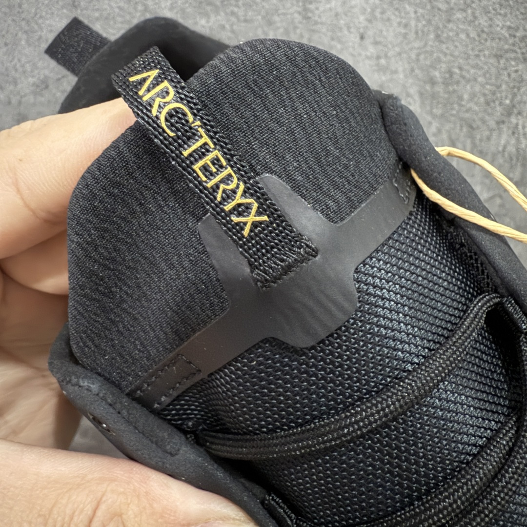 图片[6]-【莞产原盒版】Arcteryx始祖鸟 Konseal Shoe 舒适 防滑耐磨透气支撑抓地 登山鞋 黑金 正确原盒 全鞋采用头层麂皮 耐磨防滑黄金V底 莞产高品质 区别市场通货 代购指定版本 原数据开发 不掉标 正确高频字体 鸟爪细节完美 区别市场公版货 错误字体货 中底带钢印上脚舒适轻便无负重感 四季百搭 始祖鸟 KONSEAL 轻量户外鞋，这双鞋，不仅仅可以穿着逛街上班，更可以穿着徒步旅游甚至攀岩！说实话，没多少人真的会去攀岩，经我们试穿，这双鞋，日常穿也是非常舒服轻便！搭配日常的衣服完全不违和！结构中底TPU底盘，保护双脚。配置3D模具保护双脚+一体化系带系统，鞋面防撕裂网布、TPU保护膜和牛巴革合成面料，喜欢放心入！这种类型的鞋子咱们家超难得遇到一次，喜欢一定不要错过 尺码：39-45-选品中心
