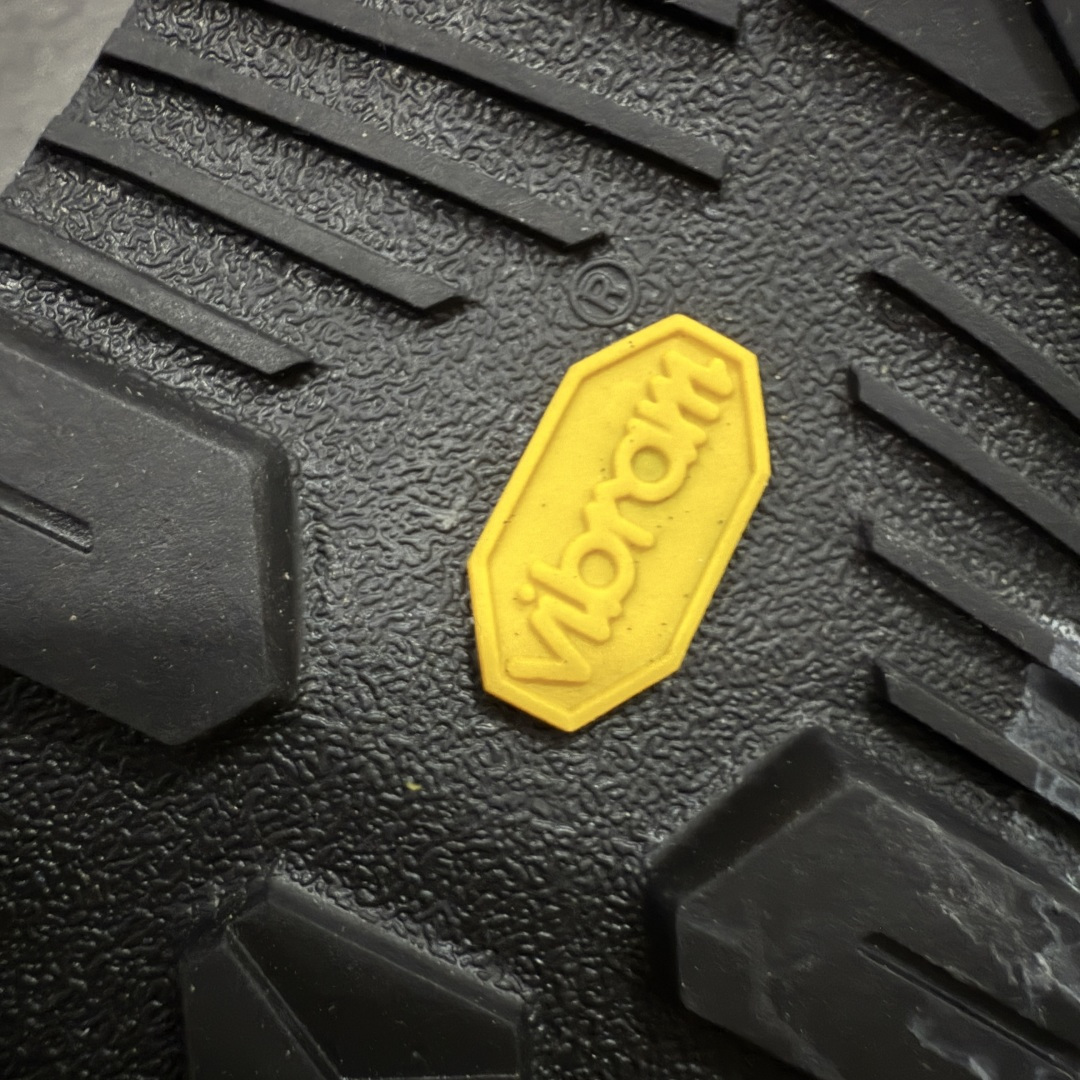 图片[9]-【莞产原盒版】Arcteryx始祖鸟 Konseal Shoe 舒适 防滑耐磨透气支撑抓地 登山鞋 黑金 正确原盒 全鞋采用头层麂皮 耐磨防滑黄金V底 莞产高品质 区别市场通货 代购指定版本 原数据开发 不掉标 正确高频字体 鸟爪细节完美 区别市场公版货 错误字体货 中底带钢印上脚舒适轻便无负重感 四季百搭 始祖鸟 KONSEAL 轻量户外鞋，这双鞋，不仅仅可以穿着逛街上班，更可以穿着徒步旅游甚至攀岩！说实话，没多少人真的会去攀岩，经我们试穿，这双鞋，日常穿也是非常舒服轻便！搭配日常的衣服完全不违和！结构中底TPU底盘，保护双脚。配置3D模具保护双脚+一体化系带系统，鞋面防撕裂网布、TPU保护膜和牛巴革合成面料，喜欢放心入！这种类型的鞋子咱们家超难得遇到一次，喜欢一定不要错过 尺码：39-45-选品中心