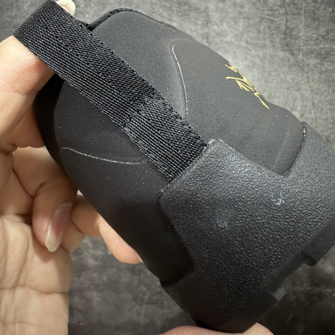 图片[2]-【莞产原盒版】Arcteryx始祖鸟 Konseal Shoe 舒适 防滑耐磨透气支撑抓地 登山鞋 黑金 正确原盒 全鞋采用头层麂皮 耐磨防滑黄金V底 莞产高品质 区别市场通货 代购指定版本 原数据开发 不掉标 正确高频字体 鸟爪细节完美 区别市场公版货 错误字体货 中底带钢印上脚舒适轻便无负重感 四季百搭 始祖鸟 KONSEAL 轻量户外鞋，这双鞋，不仅仅可以穿着逛街上班，更可以穿着徒步旅游甚至攀岩！说实话，没多少人真的会去攀岩，经我们试穿，这双鞋，日常穿也是非常舒服轻便！搭配日常的衣服完全不违和！结构中底TPU底盘，保护双脚。配置3D模具保护双脚+一体化系带系统，鞋面防撕裂网布、TPU保护膜和牛巴革合成面料，喜欢放心入！这种类型的鞋子咱们家超难得遇到一次，喜欢一定不要错过 尺码：39-45-选品中心