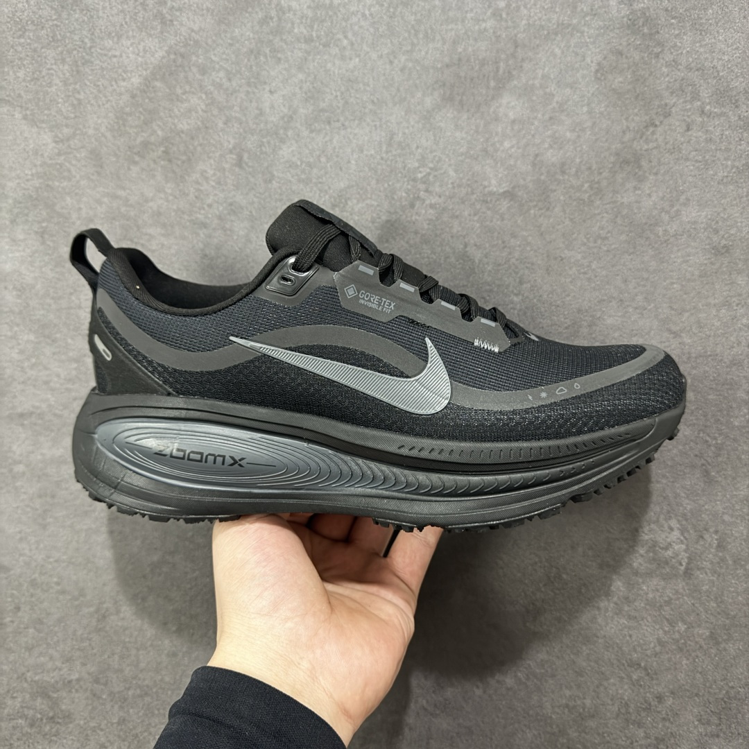 【公司级】Nike VOMERO 18 GTX 耐克 舒适减震防滑 低帮跑步鞋 全掌ReactX泡绵中底 前掌和后跟还配备了Air Zoom气垫单元 据说跑起来更快更舒适哦 这次最大的升级点 首次引入了ReactX泡绵 货号: HQ7001-001 尺码:40-45-选品中心