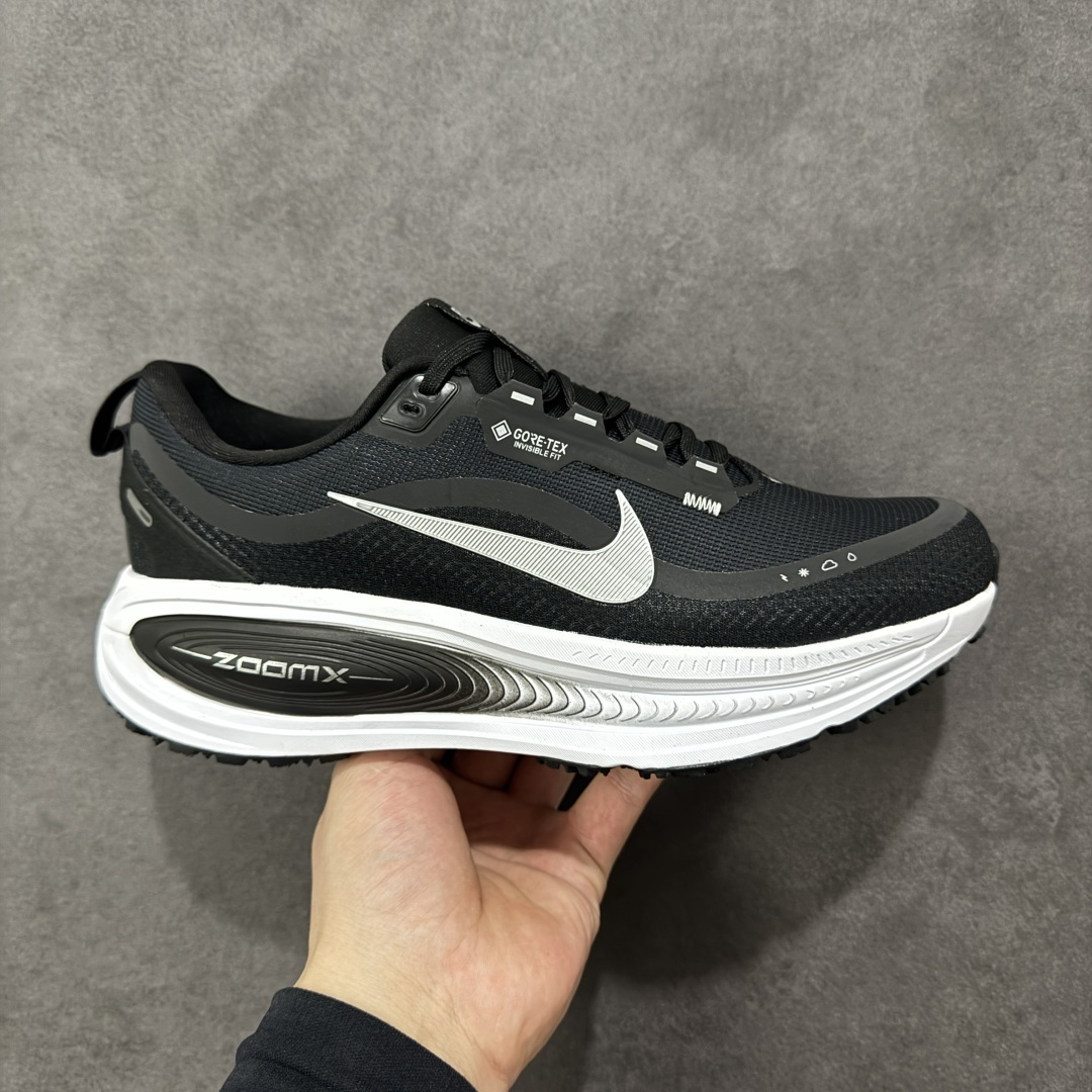 【公司级】Nike VOMERO 18 GTX 耐克 舒适减震防滑 低帮跑步鞋 全掌ReactX泡绵中底 前掌和后跟还配备了Air Zoom气垫单元 据说跑起来更快更舒适哦 这次最大的升级点 首次引入了ReactX泡绵 货号: HQ7001-002 尺码:40-45-选品中心