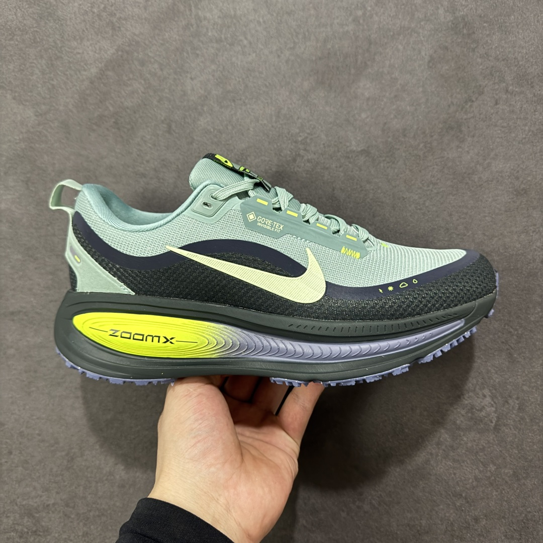 【公司级】Nike VOMERO 18 GTX 耐克 舒适减震防滑 低帮跑步鞋 全掌ReactX泡绵中底 前掌和后跟还配备了Air Zoom气垫单元 据说跑起来更快更舒适哦 这次最大的升级点 首次引入了ReactX泡绵 货号: HQ7001-300 尺码:40-45-选品中心