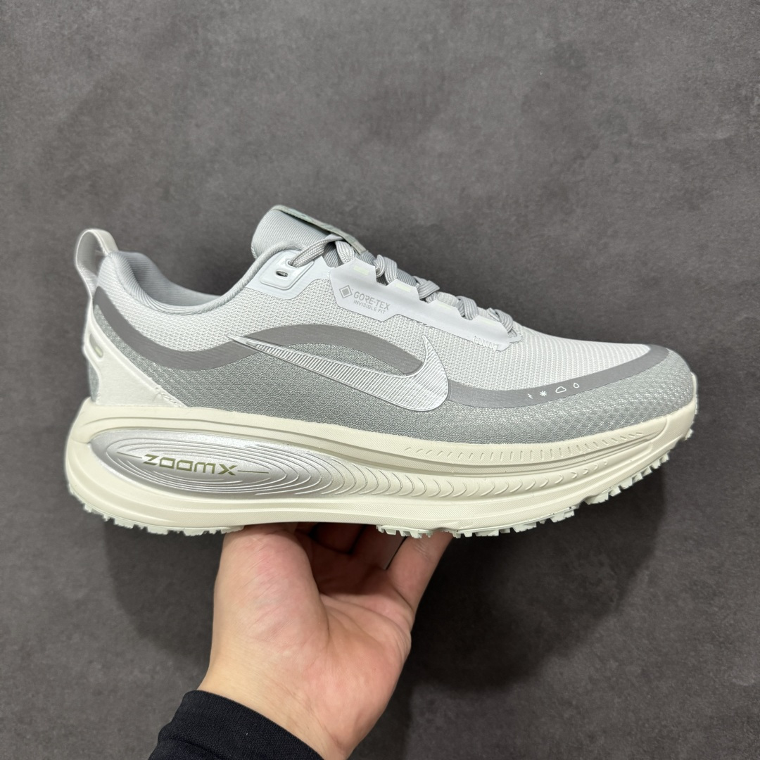 【公司级】Nike VOMERO 18 GTX 耐克 舒适减震防滑 低帮跑步鞋 全掌ReactX泡绵中底 前掌和后跟还配备了Air Zoom气垫单元 据说跑起来更快更舒适哦 这次最大的升级点 首次引入了ReactX泡绵 货号: HQ7001-003 尺码:40-45-选品中心