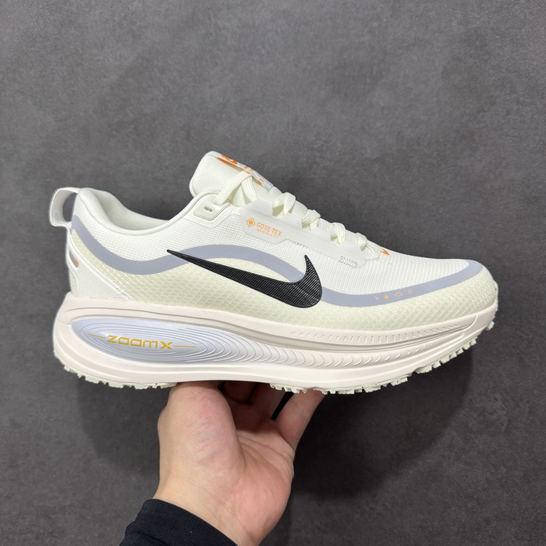 【公司级】Nike VOMERO 18 GTX 耐克 舒适减震防滑 低帮跑步鞋 全掌ReactX泡绵中底 前掌和后跟还配备了Air Zoom气垫单元 据说跑起来更快更舒适哦 这次最大的升级点 首次引入了ReactX泡绵 货号: HQ7002-100 尺码:40-45-选品中心