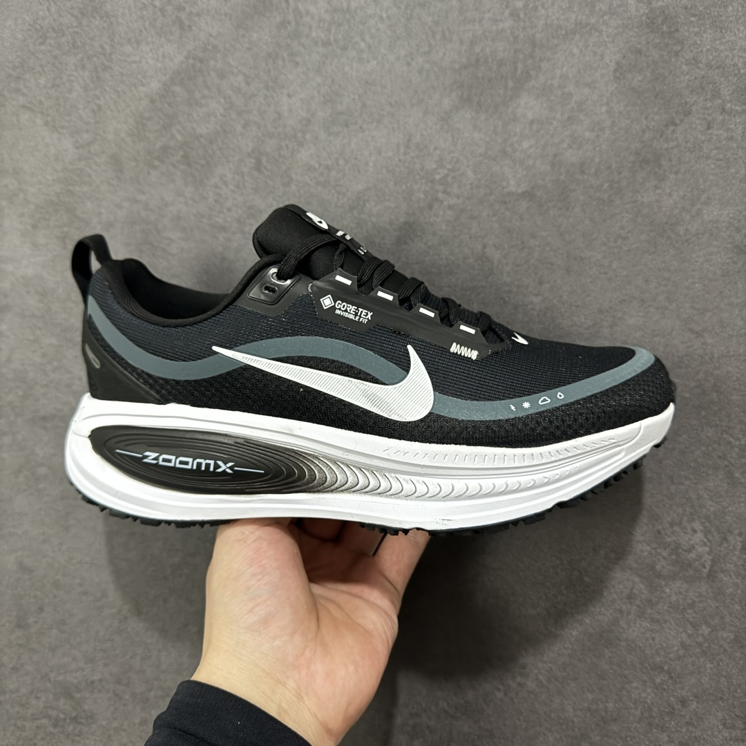 【公司级】Nike VOMERO 18 GTX 耐克 舒适减震防滑 低帮跑步鞋 全掌ReactX泡绵中底 前掌和后跟还配备了Air Zoom气垫单元 据说跑起来更快更舒适哦 这次最大的升级点 首次引入了ReactX泡绵 货号: HQ7002-002 尺码:40-45-选品中心