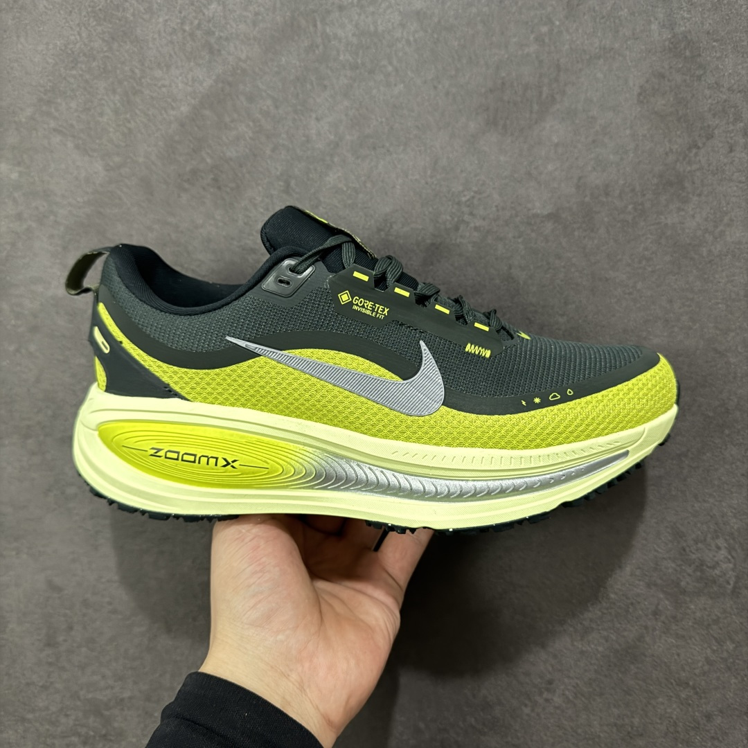 【公司级】Nike VOMERO 18 GTX 耐克 舒适减震防滑 低帮跑步鞋 全掌ReactX泡绵中底 前掌和后跟还配备了Air Zoom气垫单元 据说跑起来更快更舒适哦 这次最大的升级点 首次引入了ReactX泡绵 货号: HQ7002-300 尺码:40-45-选品中心