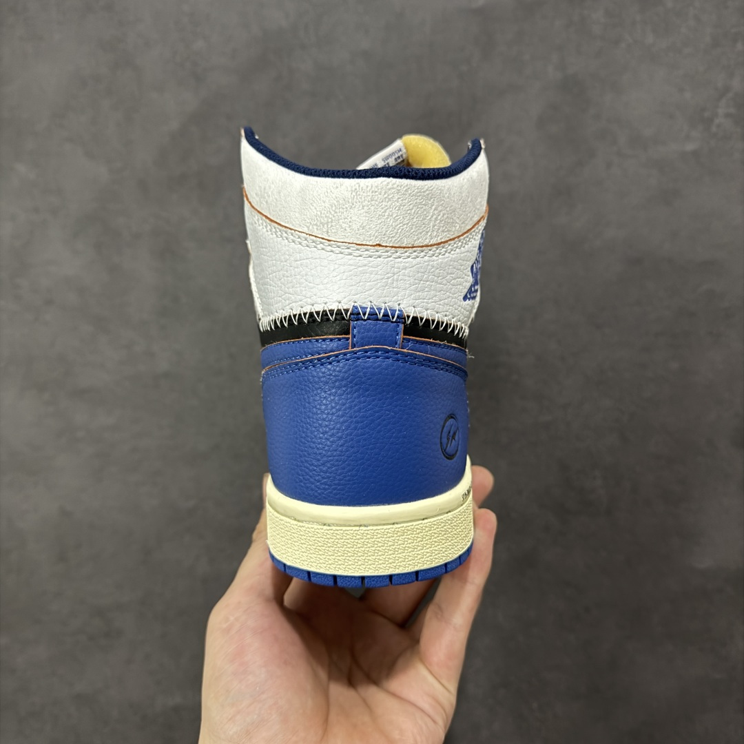 图片[4]-【福利特价】Fragment Design x Union x Jordan Air Jordan 1 Retro High Og Nrg 三方联名款 牛皮 舒适 防滑 高帮 复古篮球鞋 男女同款 蓝白拼接 Air Jordan 1于1985年推出，是耐克第一双以乔丹名字命名的篮球鞋，正是这双鞋，开启了一个时代。Air Jordan 1外形的灵感来自于在当年风靡一时的AirForce 1，同时降低中底厚度，减轻重量，增加贴地感，并采用了后掌Air Sole气垫和最经典的飞翼Logo来自于当时的Nike创意总监Peter Moore。 货号：IQ7847-001 尺码：36 36.5 37.5 38 38.5 39 40 40.5 41 42 42.5 43 44 44.5 45-选品中心