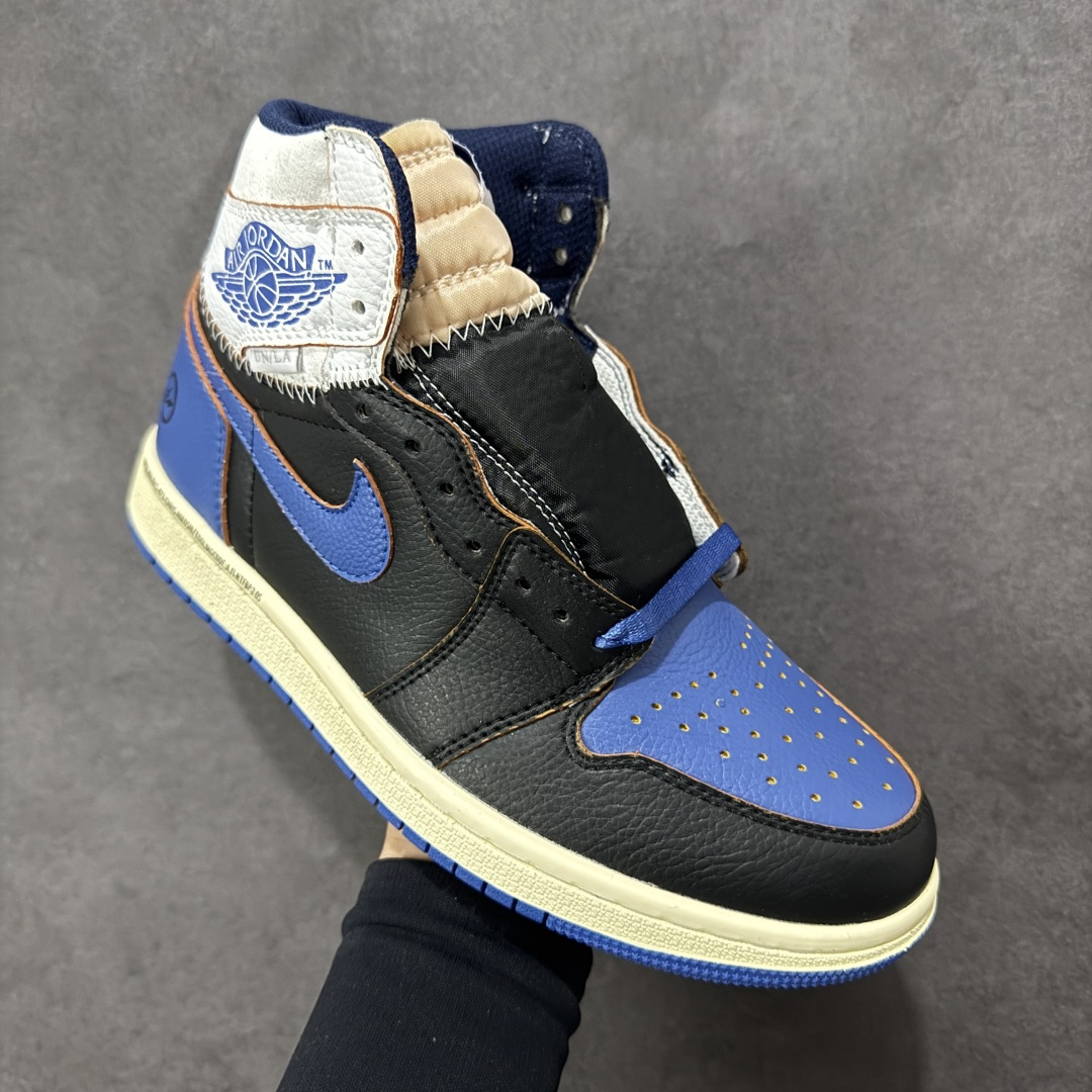 图片[3]-【福利特价】Fragment Design x Union x Jordan Air Jordan 1 Retro High Og Nrg 三方联名款 牛皮 舒适 防滑 高帮 复古篮球鞋 男女同款 蓝白拼接 Air Jordan 1于1985年推出，是耐克第一双以乔丹名字命名的篮球鞋，正是这双鞋，开启了一个时代。Air Jordan 1外形的灵感来自于在当年风靡一时的AirForce 1，同时降低中底厚度，减轻重量，增加贴地感，并采用了后掌Air Sole气垫和最经典的飞翼Logo来自于当时的Nike创意总监Peter Moore。 货号：IQ7847-001 尺码：36 36.5 37.5 38 38.5 39 40 40.5 41 42 42.5 43 44 44.5 45-选品中心