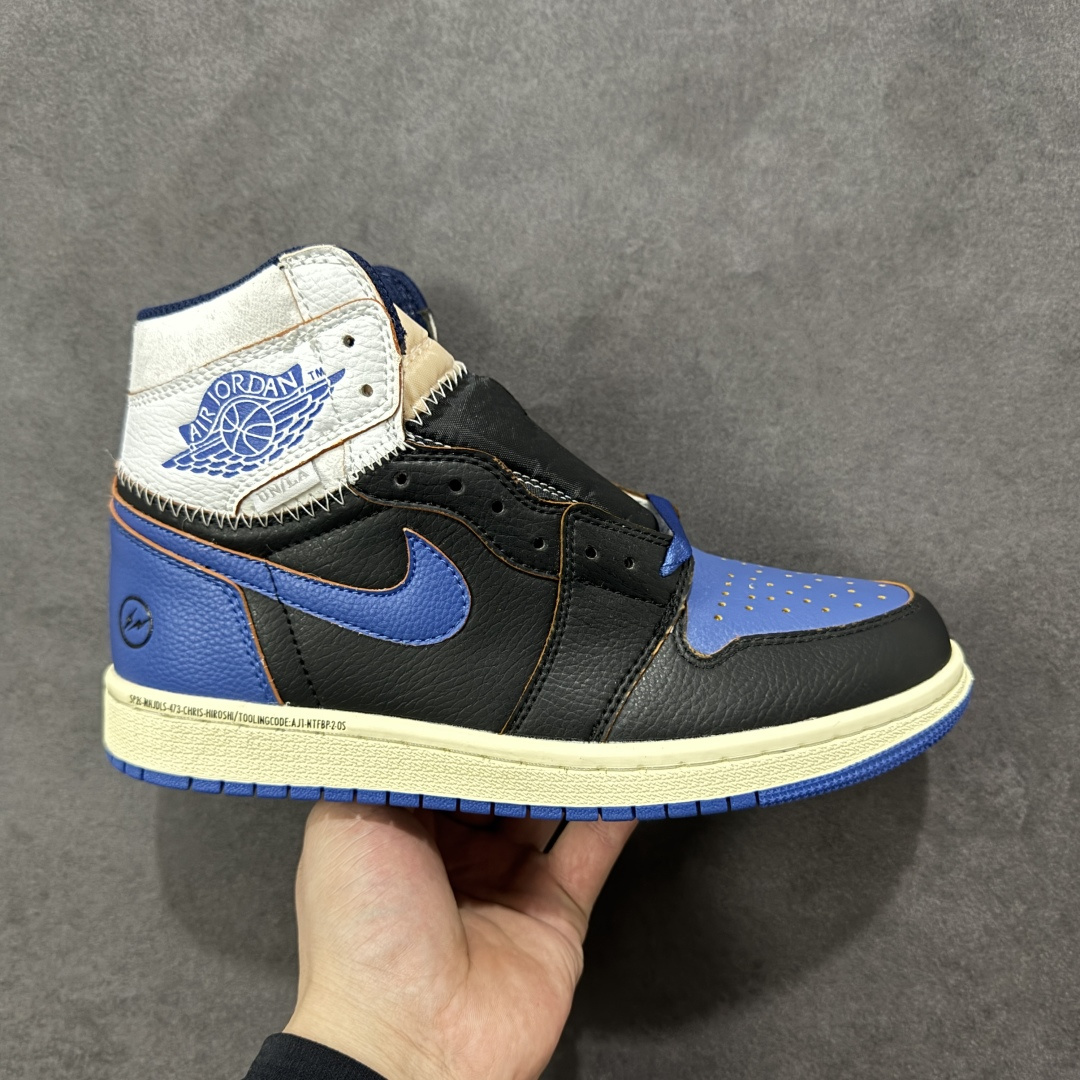 【福利特价】Fragment Design x Union x Jordan Air Jordan 1 Retro High Og Nrg 三方联名款 牛皮 舒适 防滑 高帮 复古篮球鞋 男女同款 蓝白拼接 Air Jordan 1于1985年推出,是耐克第一双以乔丹名字命名的篮球鞋,正是这双鞋,开启了一个时代。Air Jordan 1外形的灵感来自于在当年风靡一时的AirForce 1,同时降低中底厚度,减轻重量,增加贴地感,并采用了后掌Air Sole气垫和最经典的飞翼Logo来自于当时的Nike创意总监Peter Moore。 货号:IQ7847-001 尺码:36 36.5 37.5 38 38.5 39 40 40.5 41 42 42.5 43 44 44.5 45-选品中心