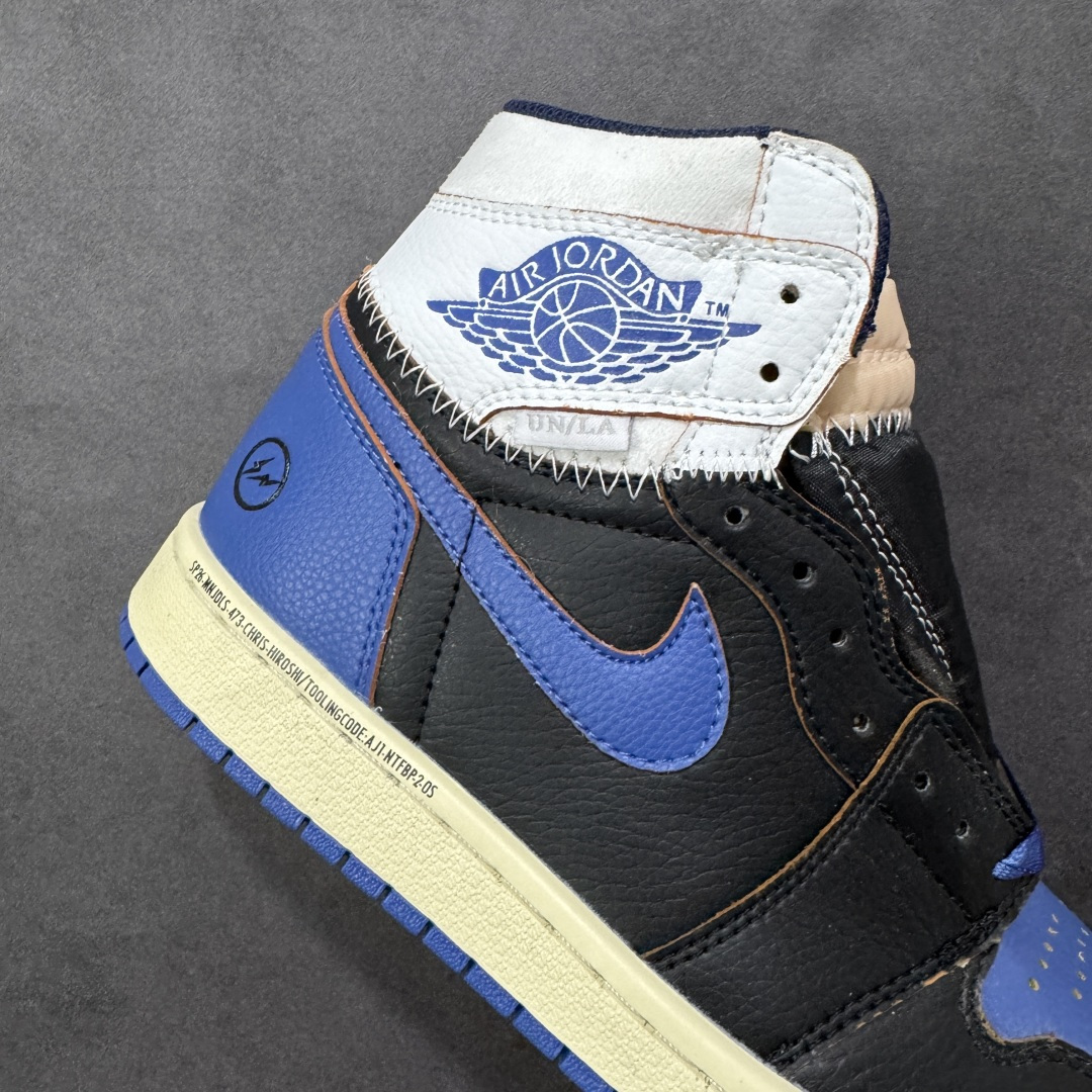 图片[6]-【福利特价】Fragment Design x Union x Jordan Air Jordan 1 Retro High Og Nrg 三方联名款 牛皮 舒适 防滑 高帮 复古篮球鞋 男女同款 蓝白拼接 Air Jordan 1于1985年推出，是耐克第一双以乔丹名字命名的篮球鞋，正是这双鞋，开启了一个时代。Air Jordan 1外形的灵感来自于在当年风靡一时的AirForce 1，同时降低中底厚度，减轻重量，增加贴地感，并采用了后掌Air Sole气垫和最经典的飞翼Logo来自于当时的Nike创意总监Peter Moore。 货号：IQ7847-001 尺码：36 36.5 37.5 38 38.5 39 40 40.5 41 42 42.5 43 44 44.5 45-选品中心