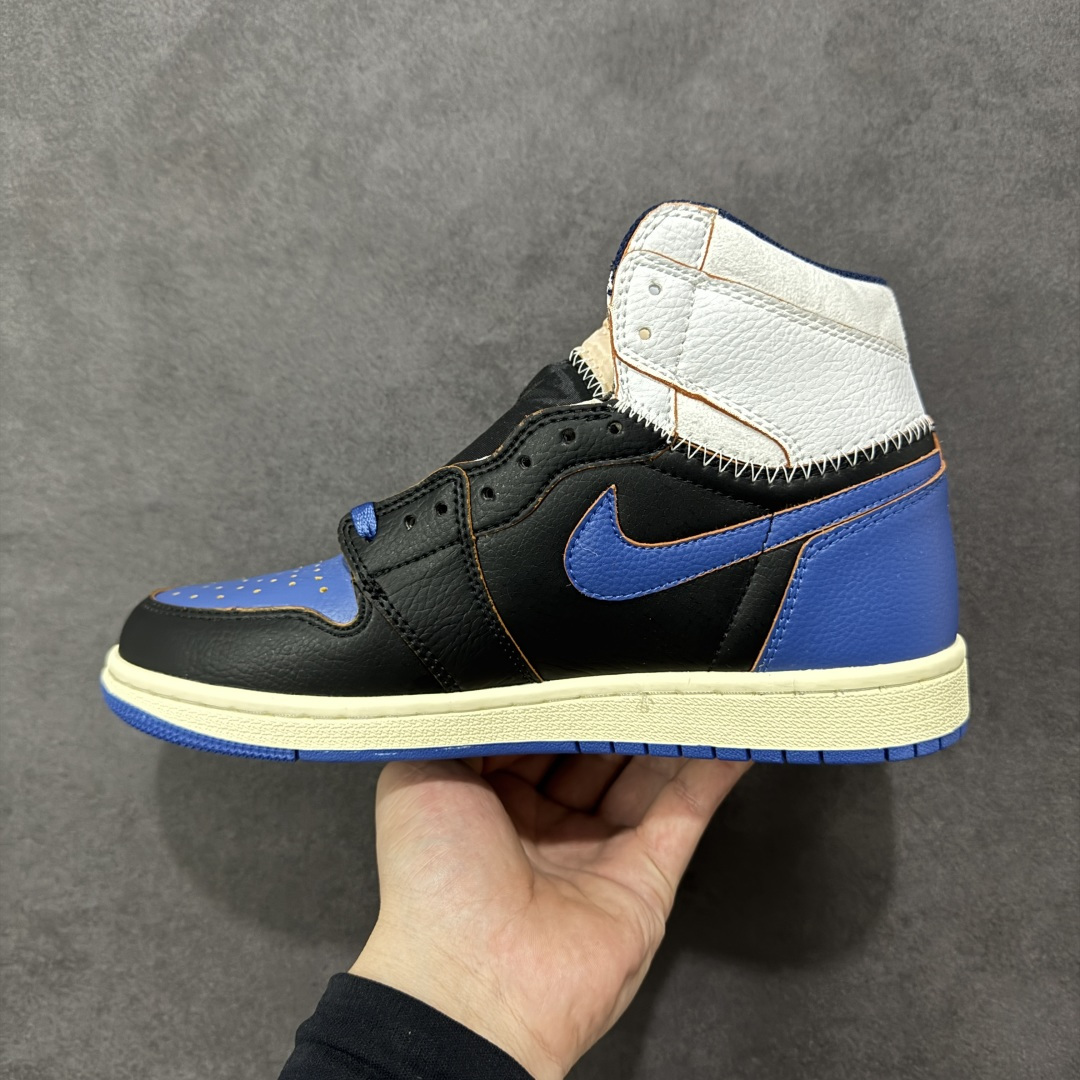 图片[2]-【福利特价】Fragment Design x Union x Jordan Air Jordan 1 Retro High Og Nrg 三方联名款 牛皮 舒适 防滑 高帮 复古篮球鞋 男女同款 蓝白拼接 Air Jordan 1于1985年推出，是耐克第一双以乔丹名字命名的篮球鞋，正是这双鞋，开启了一个时代。Air Jordan 1外形的灵感来自于在当年风靡一时的AirForce 1，同时降低中底厚度，减轻重量，增加贴地感，并采用了后掌Air Sole气垫和最经典的飞翼Logo来自于当时的Nike创意总监Peter Moore。 货号：IQ7847-001 尺码：36 36.5 37.5 38 38.5 39 40 40.5 41 42 42.5 43 44 44.5 45-选品中心