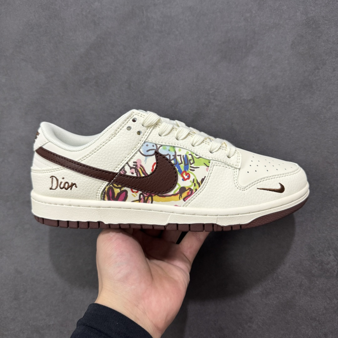 【纯原】Nike SB Dunk Low “迪奥联名——涂鸦米酒红勾” 高端定制 低帮休闲板鞋 定制鞋盒
