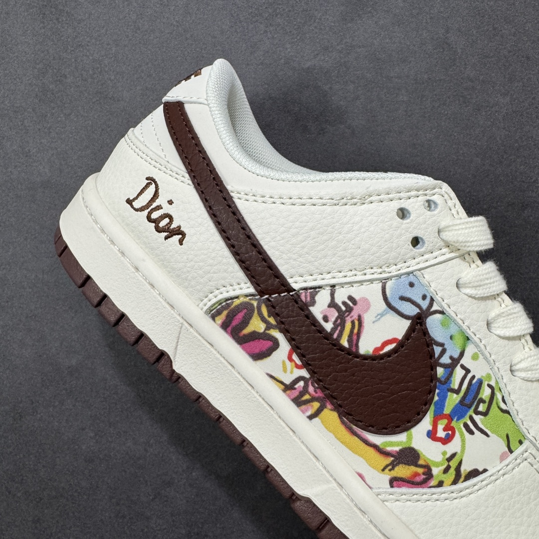 【纯原】Nike SB Dunk Low “迪奥联名——涂鸦米酒红勾” 高端定制 低帮休闲板鞋 定制鞋盒