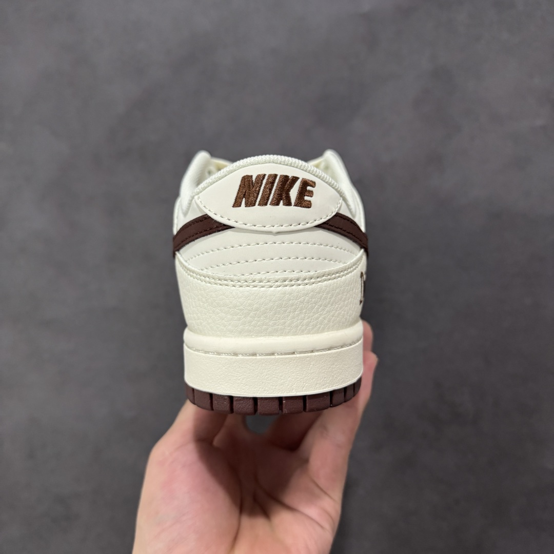 【纯原】Nike SB Dunk Low “迪奥联名——涂鸦米酒红勾” 高端定制 低帮休闲板鞋 定制鞋盒