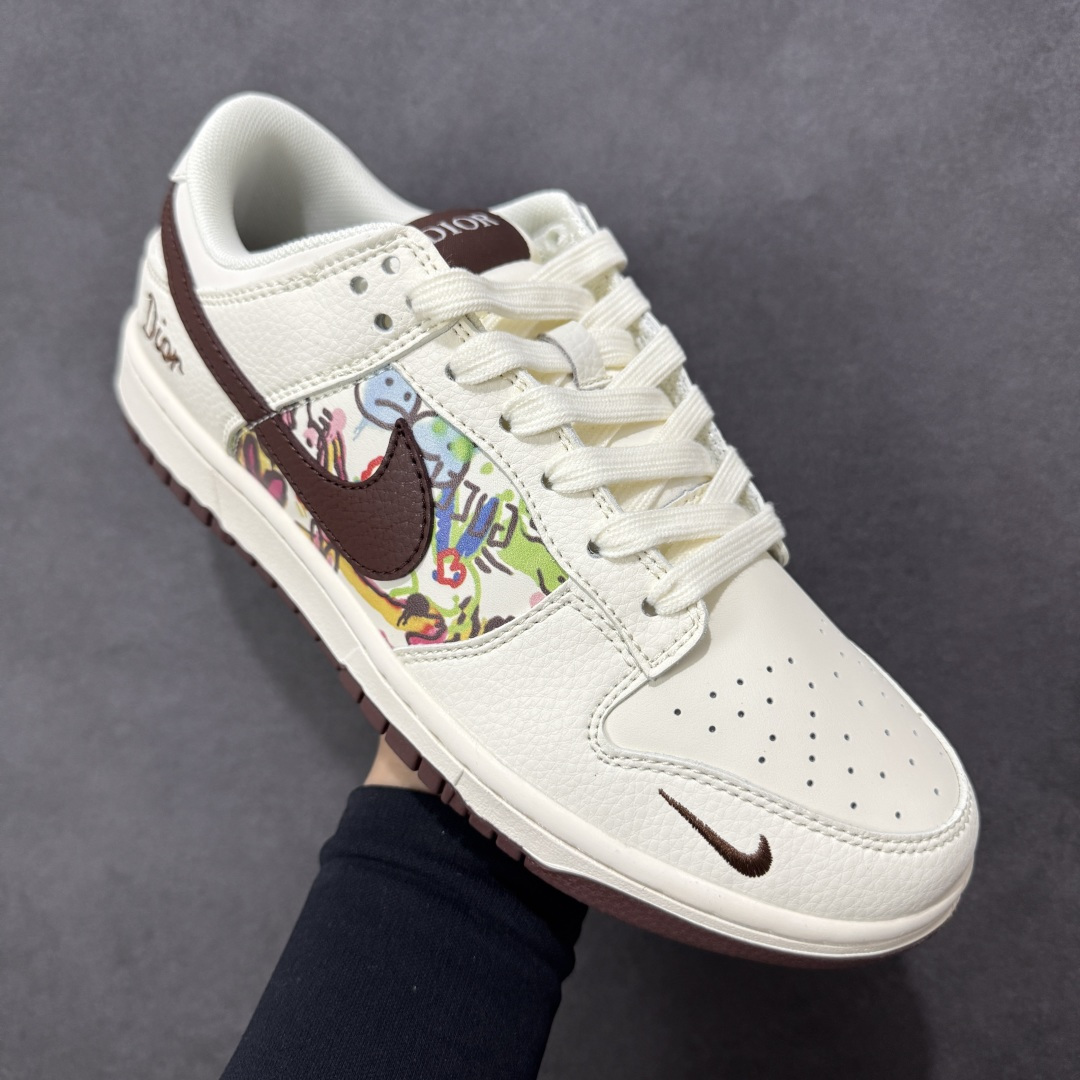 【纯原】Nike SB Dunk Low “迪奥联名——涂鸦米酒红勾” 高端定制 低帮休闲板鞋 定制鞋盒