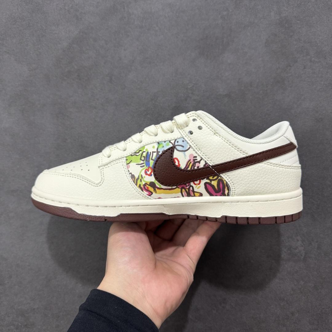 【纯原】Nike SB Dunk Low “迪奥联名——涂鸦米酒红勾” 高端定制 低帮休闲板鞋 定制鞋盒