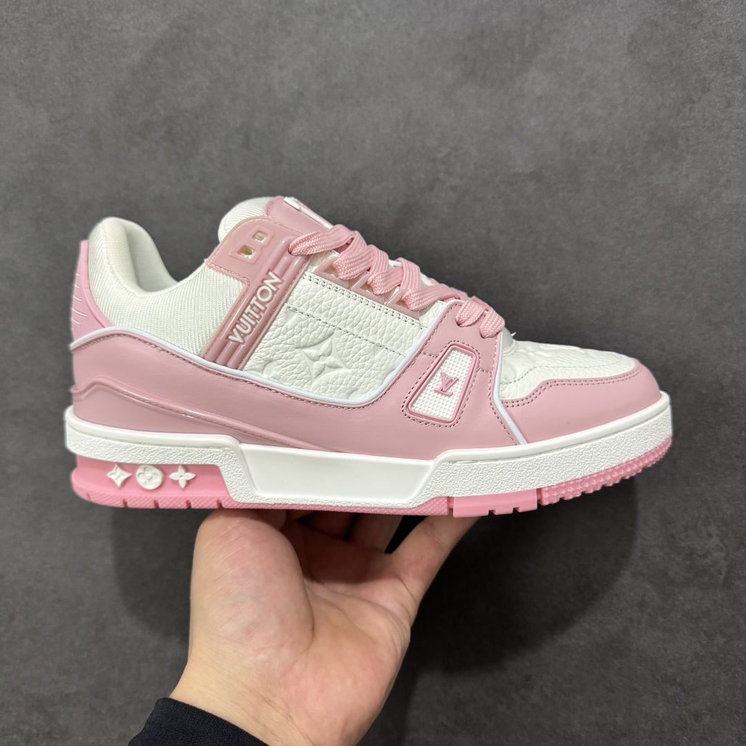 【广东纯原版本】LV Run Away 运动鞋 拼接 Epi 牛皮革和 Monogram 压纹粒面牛皮革,再现传统跑鞋的灵感启发。楔形外底延续标志性设计,品牌字母和标识分饰鞋舌和鞋后。Monogram 压纹粒面牛皮革和 Epi 牛皮革橡胶外底 尺码:35-45 编码:FJB390400-选品中心