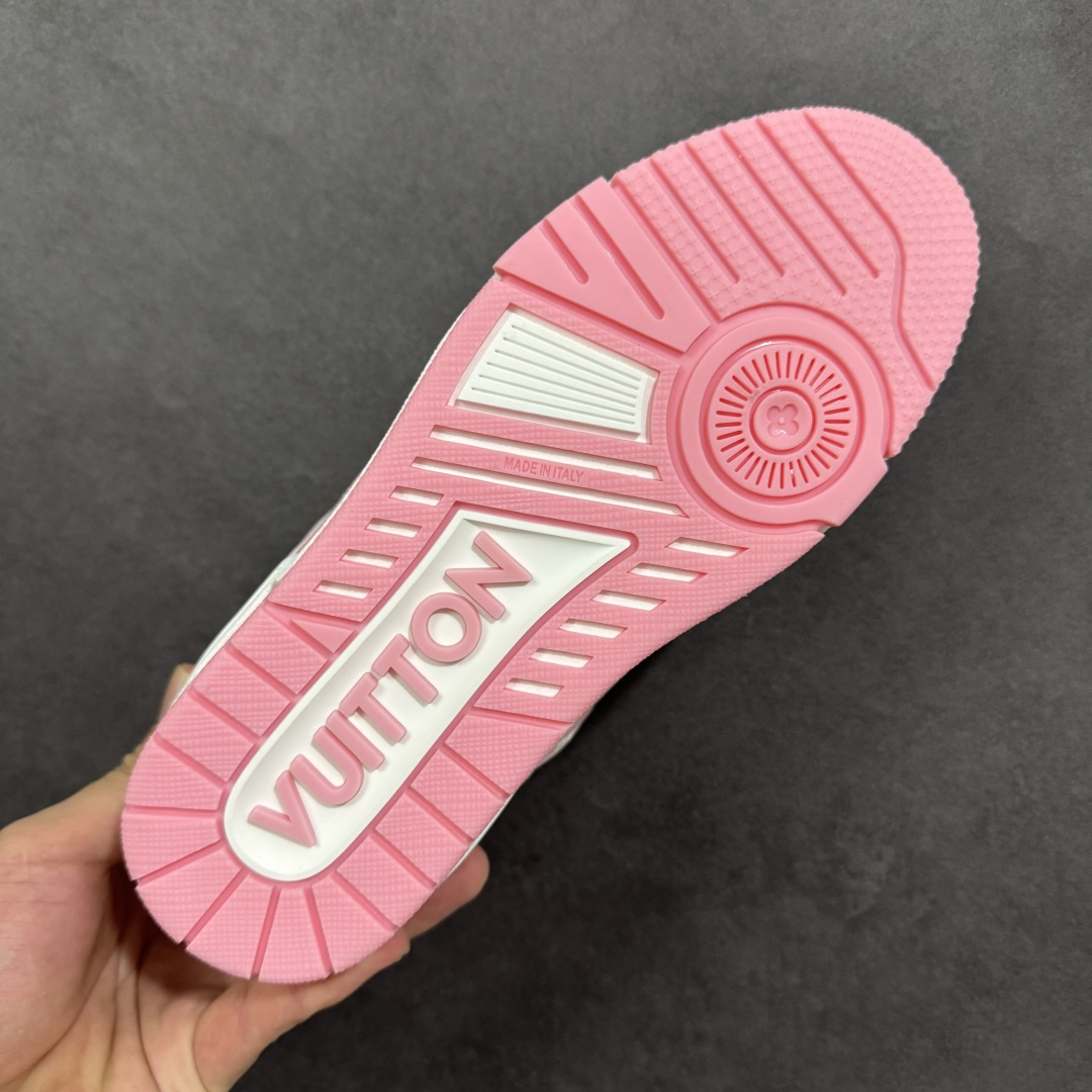 图片[9]-【广东纯原版本】LV Run Away 运动鞋 拼接 Epi 牛皮革和 Monogram 压纹粒面牛皮革，再现传统跑鞋的灵感启发。楔形外底延续标志性设计，品牌字母和标识分饰鞋舌和鞋后。Monogram 压纹粒面牛皮革和 Epi 牛皮革橡胶外底 尺码：35-45 编码：FJB390400-选品中心