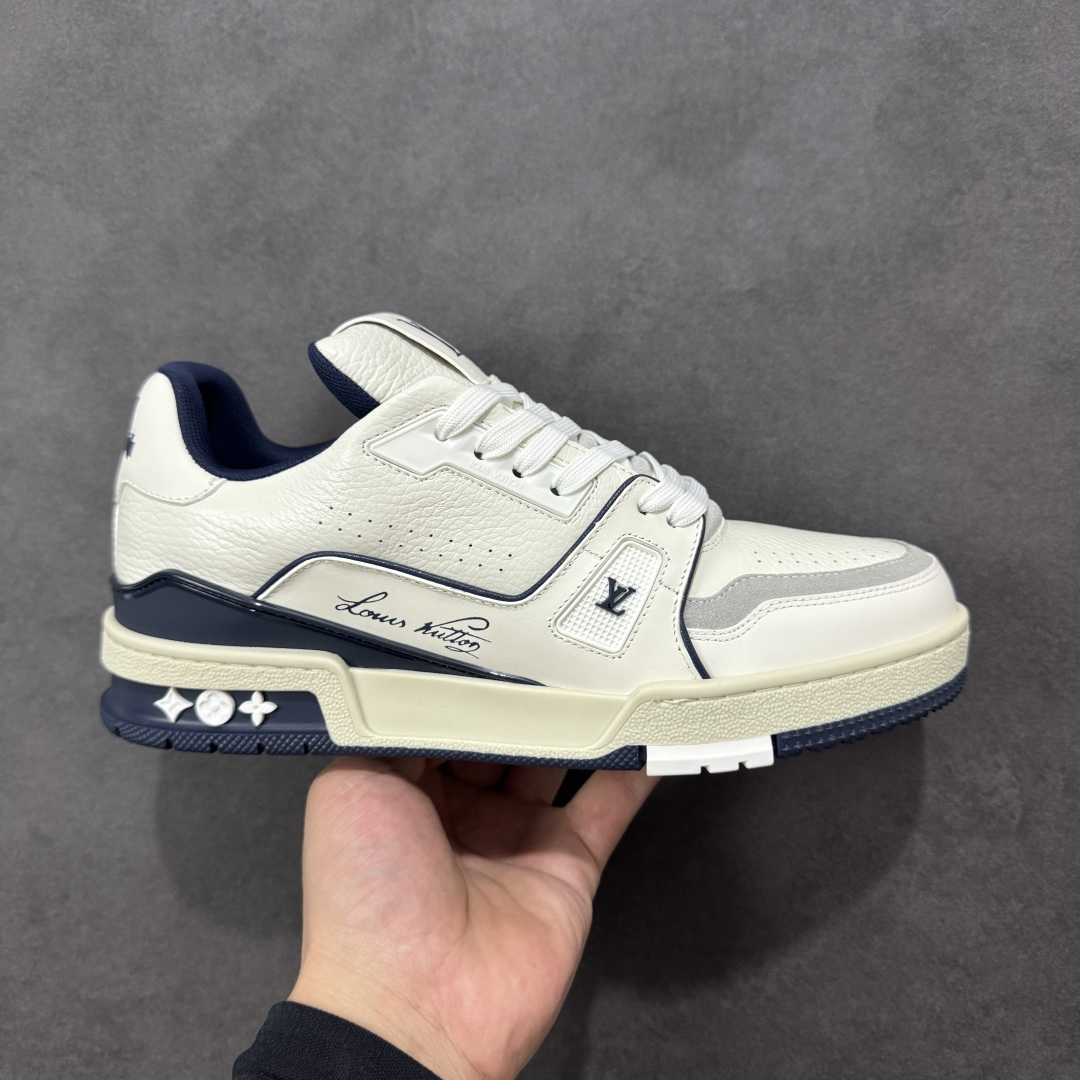 【广东纯原版本】LV Run Away 运动鞋 拼接 Epi 牛皮革和 Monogram 压纹粒面牛皮革,再现传统跑鞋的灵感启发。楔形外底延续标志性设计,品牌字母和标识分饰鞋舌和鞋后。Monogram 压纹粒面牛皮革和 Epi 牛皮革橡胶外底 尺码:35-45 编码:FJB390400-选品中心