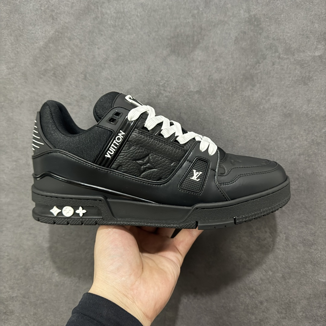 【广东纯原版本】LV Run Away 运动鞋 拼接 Epi 牛皮革和 Monogram 压纹粒面牛皮革,再现传统跑鞋的灵感启发。楔形外底延续标志性设计,品牌字母和标识分饰鞋舌和鞋后。Monogram 压纹粒面牛皮革和 Epi 牛皮革橡胶外底 尺码:35-45 编码:FJB390400-选品中心