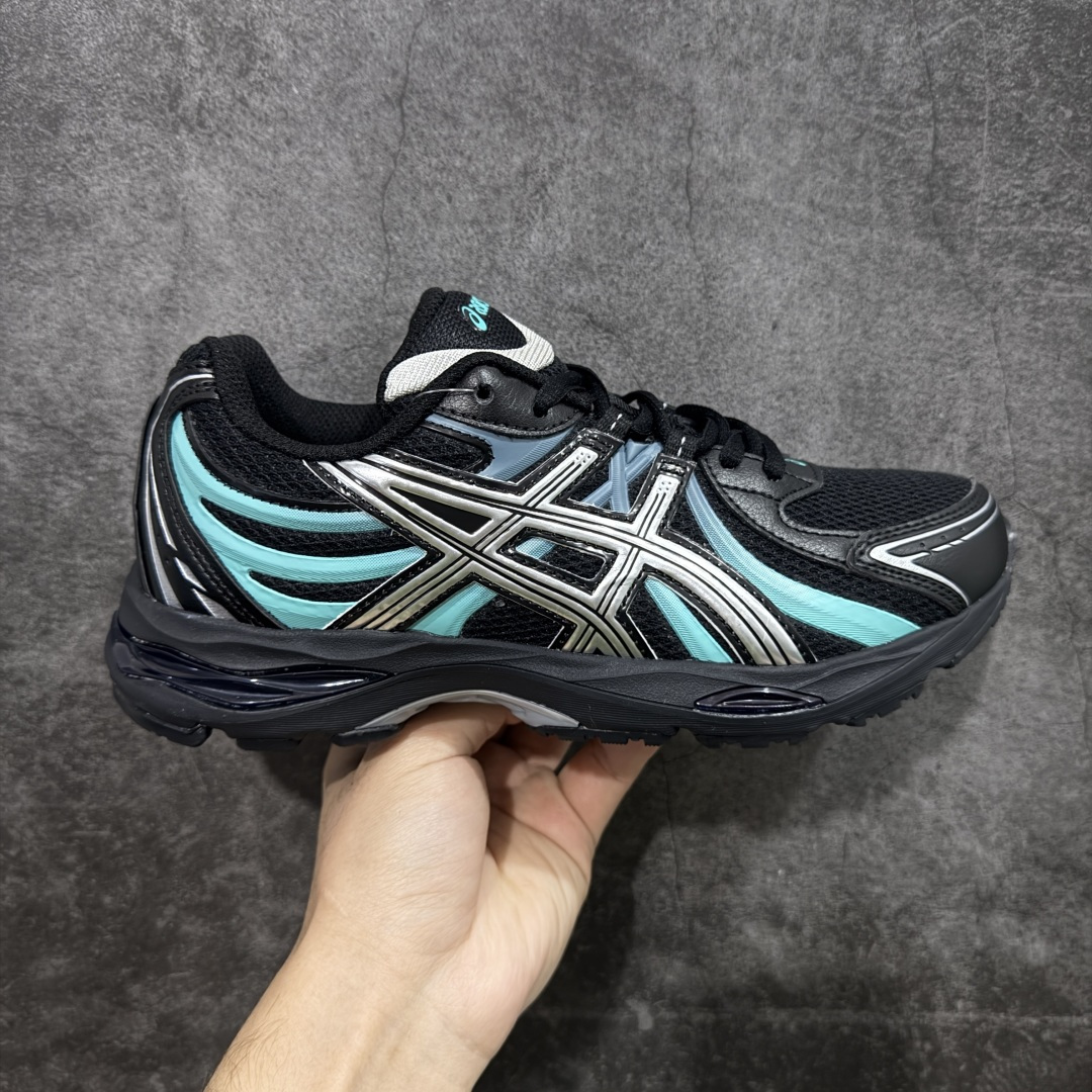 【公司级】Asics/亚瑟士 Gel Sekiran 防滑耐磨 缓震回弹 舒适轻便 支撑 跑鞋 ASICS的亚瑟士运动风尚系列又带来了新的惊喜,Gel Sekiran(凝胶赤炼)运动跑步鞋。这款鞋的设计灵感来自21世纪头十年和第二个十年发布的多款经典跑鞋,包括Gel Nimbus 13、Gel Cumulus 12和Gel Cumulus 17。经典鞋型的细节被巧妙地融入到这款鞋的覆面图案和网面构造中。而鞋底部分则采用了Gel Cumulus 17的鞋底系统,与复古风格的鞋面形成鲜明对比。中底采用FF BLAST™ PLUS ECO缓震材料,提供云感体验;TPU弹性体增强脚趾灵活性,橡胶发泡技术提升回弹性能。适用场景:大体重跑者或需要额外缓震支持的训练场景。 尺码: 36-45含半码 编码: AYB250260-选品中心