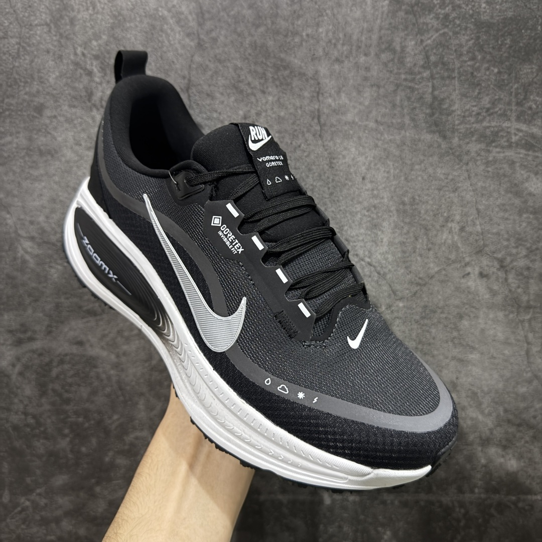 图片[3]-【纯原组合底】Nike VOMERO 18 GTX 耐克 舒适减震防滑 低帮跑步鞋 正确组合大底 正确真正gtx防水鞋面 全掌ReactX泡绵中底 前掌和后跟还配备了Air Zoom气垫单元 据说跑起来更快更舒适哦 这次最大的升级点 首次引入了ReactX泡绵 货号：HQ7001-002 尺码： 36 36.5 37.5 38 38.5 39 40 40.5 41 42 42.5 43 44 45-选品中心