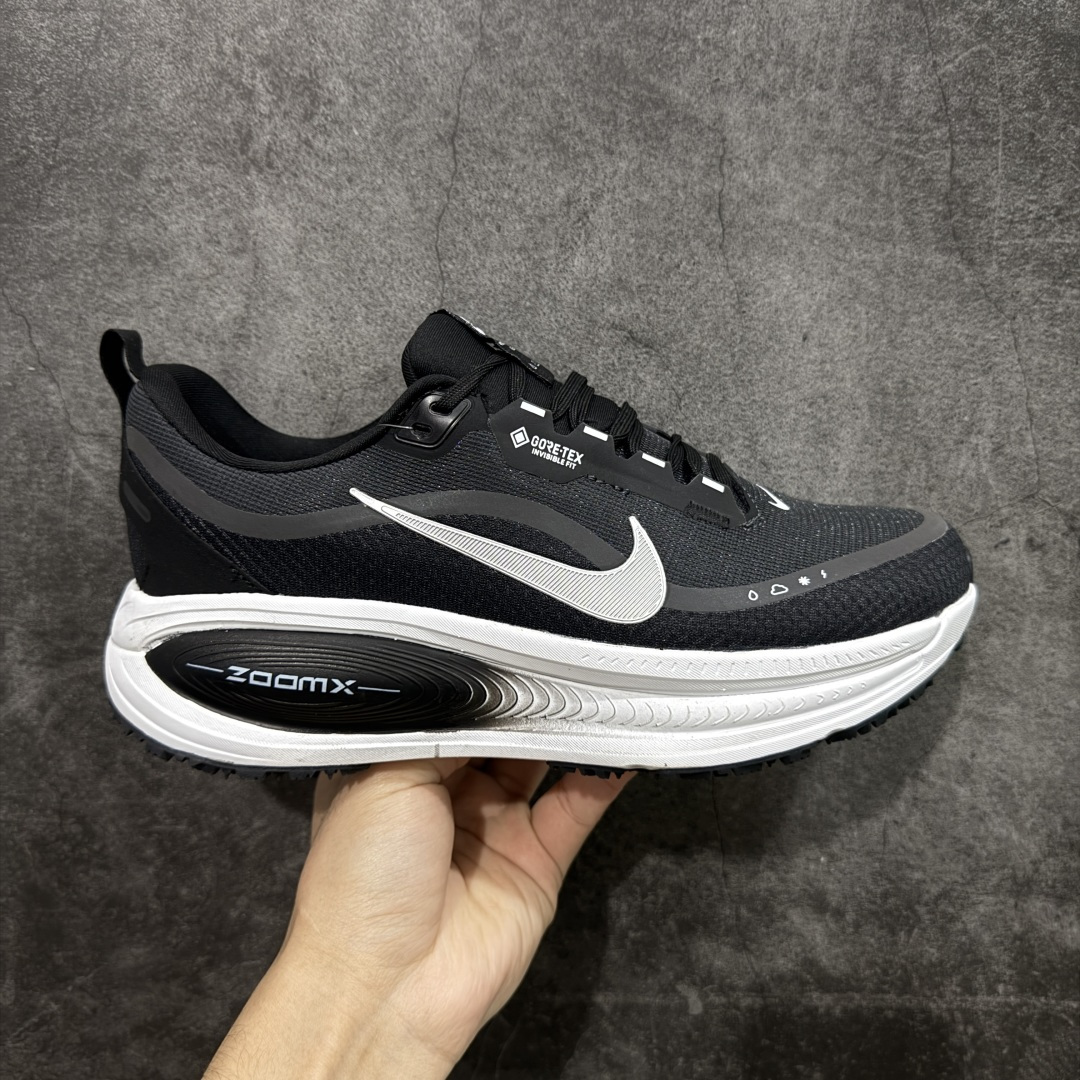 【纯原组合底】Nike VOMERO 18 GTX 耐克 舒适减震防滑 低帮跑步鞋 正确组合大底 正确真正gtx防水鞋面 全掌ReactX泡绵中底 前掌和后跟还配备了Air Zoom气垫单元 据说跑起来更快更舒适哦 这次最大的升级点 首次引入了ReactX泡绵 货号:HQ7001-002 尺码: 36 36.5 37.5 38 38.5 39 40 40.5 41 42 42.5 43 44 45-选品中心