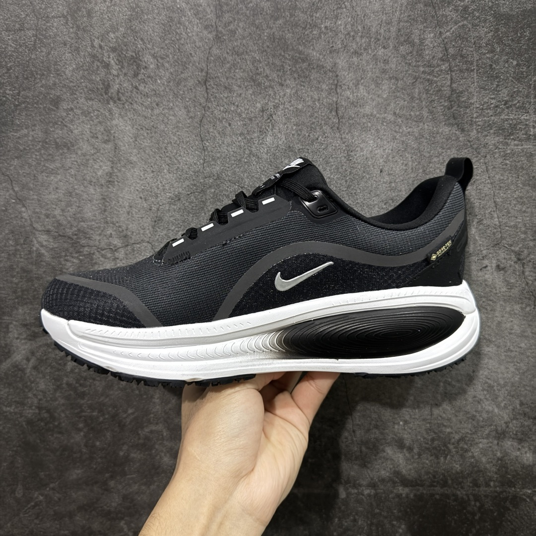 图片[2]-【纯原组合底】Nike VOMERO 18 GTX 耐克 舒适减震防滑 低帮跑步鞋 正确组合大底 正确真正gtx防水鞋面 全掌ReactX泡绵中底 前掌和后跟还配备了Air Zoom气垫单元 据说跑起来更快更舒适哦 这次最大的升级点 首次引入了ReactX泡绵 货号：HQ7001-002 尺码： 36 36.5 37.5 38 38.5 39 40 40.5 41 42 42.5 43 44 45-选品中心