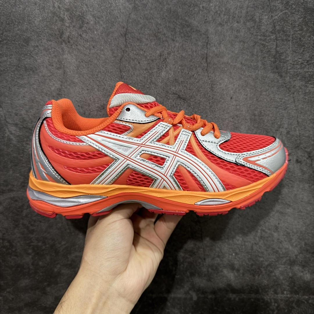 【公司级】Asics/亚瑟士 Gel Sekiran 防滑耐磨 缓震回弹 舒适轻便 支撑 跑鞋 ASICS的亚瑟士运动风尚系列又带来了新的惊喜,Gel Sekiran(凝胶赤炼)运动跑步鞋。这款鞋的设计灵感来自21世纪头十年和第二个十年发布的多款经典跑鞋,包括Gel Nimbus 13、Gel Cumulus 12和Gel Cumulus 17。经典鞋型的细节被巧妙地融入到这款鞋的覆面图案和网面构造中。而鞋底部分则采用了Gel Cumulus 17的鞋底系统,与复古风格的鞋面形成鲜明对比。中底采用FF BLAST™ PLUS ECO缓震材料,提供云感体验;TPU弹性体增强脚趾灵活性,橡胶发泡技术提升回弹性能。适用场景:大体重跑者或需要额外缓震支持的训练场景。 尺码: 36-45含半码 编码: AYB250260-选品中心