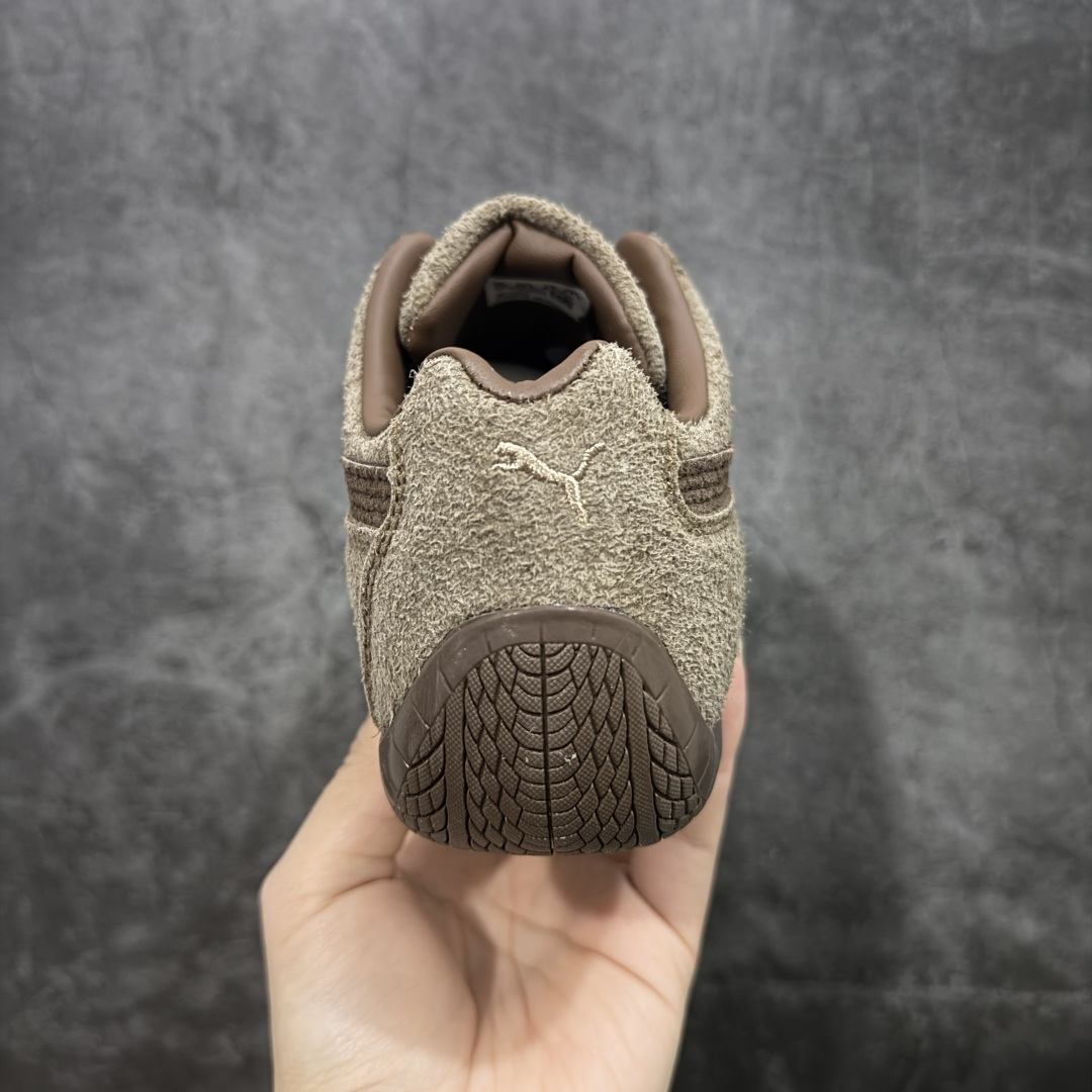 图片[4]-【公司级】Puma Roma M Motorsport 彪马罗马阿莫尔系列低帮复古运动休闲赛车跑鞋 全头层原厂反毛皮 全球知名运动品牌PUMA宝马赛车系列，融合了宝马车队的标志性配色，以趣味十足又前卫复古的设计引领潮流，将赛道精神融入街头时尚，开启前卫竞速之旅。自1978年巴伐利亚车队走上世界舞台，宝马赛车就在全球汽车制造和赛车运动领域留下了浓墨重彩的一笔。全新的两款BMW MMS Roma与BMW MMS Speedboat鞋款，均从宝马车型中汲取灵感。以黑或白为底色，融入经典配色，主打前卫复古风。Roma鞋款的鞋侧以复古的流线造型，缀以宝马经典Logo，巧妙吸睛；而Speedcat鞋款以亮眼三色条纹元素缀以舒适鞋面，赋予了独特的个性美学，演绎赛车的无尽能量。 货号：406828-01 号码 ：35.5 36 37 37.5 38 38.5 39 40 40.5 41 42 42.5 43 44 44.5 45-选品中心