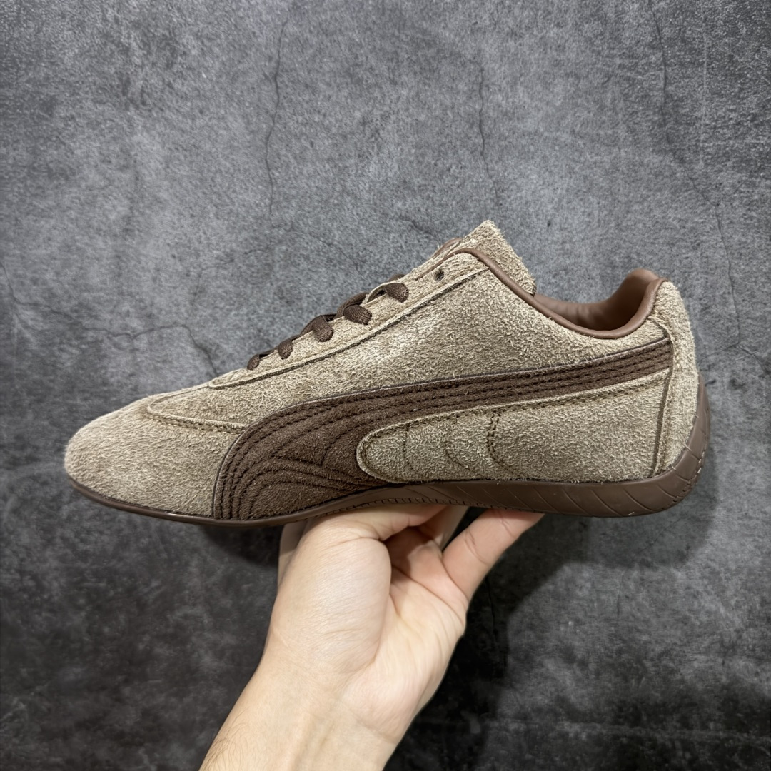 图片[2]-【公司级】Puma Roma M Motorsport 彪马罗马阿莫尔系列低帮复古运动休闲赛车跑鞋 全头层原厂反毛皮 全球知名运动品牌PUMA宝马赛车系列，融合了宝马车队的标志性配色，以趣味十足又前卫复古的设计引领潮流，将赛道精神融入街头时尚，开启前卫竞速之旅。自1978年巴伐利亚车队走上世界舞台，宝马赛车就在全球汽车制造和赛车运动领域留下了浓墨重彩的一笔。全新的两款BMW MMS Roma与BMW MMS Speedboat鞋款，均从宝马车型中汲取灵感。以黑或白为底色，融入经典配色，主打前卫复古风。Roma鞋款的鞋侧以复古的流线造型，缀以宝马经典Logo，巧妙吸睛；而Speedcat鞋款以亮眼三色条纹元素缀以舒适鞋面，赋予了独特的个性美学，演绎赛车的无尽能量。 货号：406828-01 号码 ：35.5 36 37 37.5 38 38.5 39 40 40.5 41 42 42.5 43 44 44.5 45-选品中心