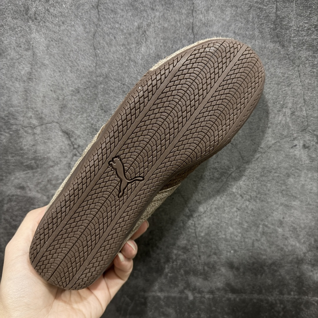 图片[9]-【公司级】Puma Roma M Motorsport 彪马罗马阿莫尔系列低帮复古运动休闲赛车跑鞋 全头层原厂反毛皮 全球知名运动品牌PUMA宝马赛车系列，融合了宝马车队的标志性配色，以趣味十足又前卫复古的设计引领潮流，将赛道精神融入街头时尚，开启前卫竞速之旅。自1978年巴伐利亚车队走上世界舞台，宝马赛车就在全球汽车制造和赛车运动领域留下了浓墨重彩的一笔。全新的两款BMW MMS Roma与BMW MMS Speedboat鞋款，均从宝马车型中汲取灵感。以黑或白为底色，融入经典配色，主打前卫复古风。Roma鞋款的鞋侧以复古的流线造型，缀以宝马经典Logo，巧妙吸睛；而Speedcat鞋款以亮眼三色条纹元素缀以舒适鞋面，赋予了独特的个性美学，演绎赛车的无尽能量。 货号：406828-01 号码 ：35.5 36 37 37.5 38 38.5 39 40 40.5 41 42 42.5 43 44 44.5 45-选品中心