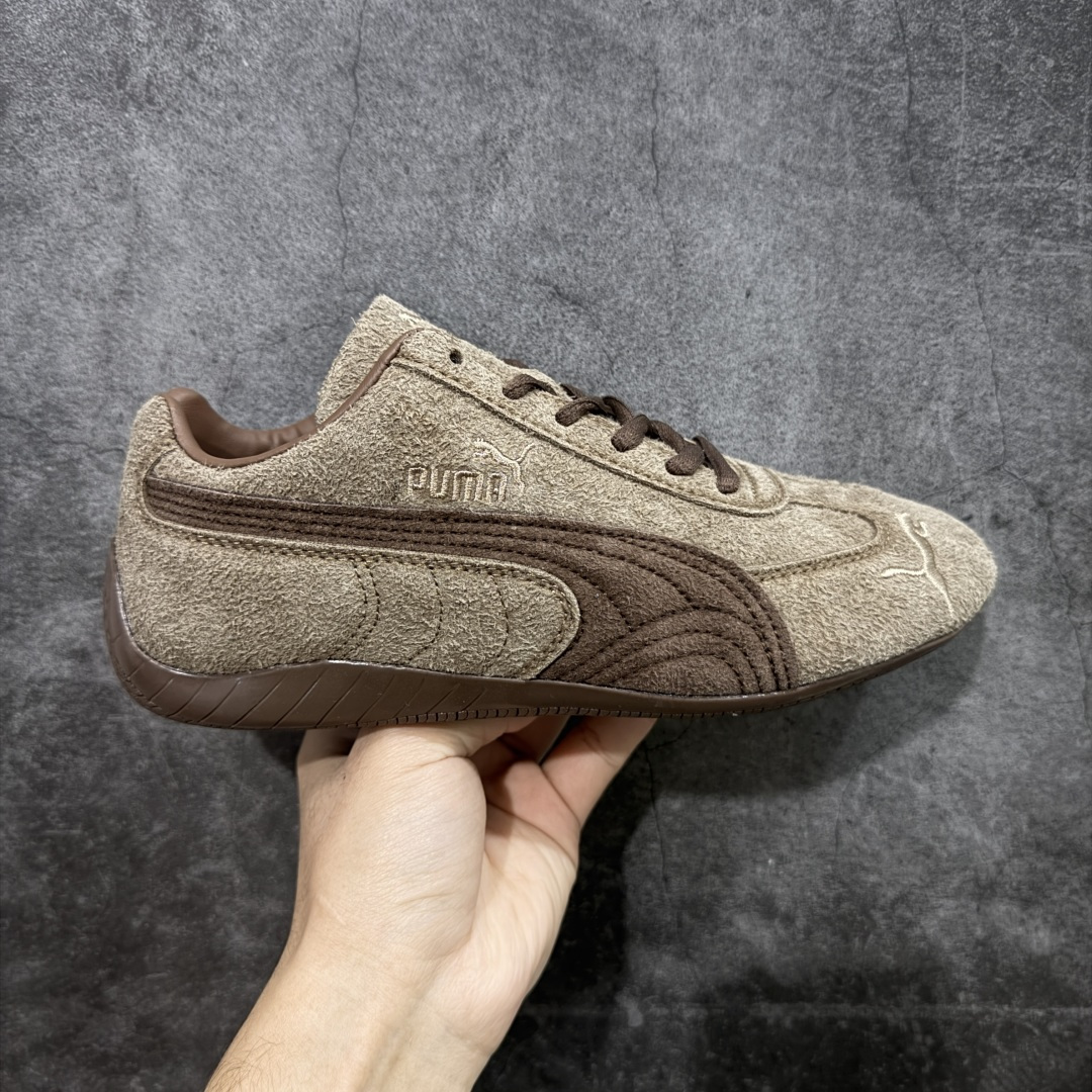 【公司级】Puma Roma M Motorsport 彪马罗马阿莫尔系列低帮复古运动休闲赛车跑鞋 全头层原厂反毛皮 全球知名运动品牌PUMA宝马赛车系列,融合了宝马车队的标志性配色,以趣味十足又前卫复古的设计引领潮流,将赛道精神融入街头时尚,开启前卫竞速之旅。自1978年巴伐利亚车队走上世界舞台,宝马赛车就在全球汽车制造和赛车运动领域留下了浓墨重彩的一笔。全新的两款BMW MMS Roma与BMW MMS Speedboat鞋款,均从宝马车型中汲取灵感。以黑或白为底色,融入经典配色,主打前卫复古风。Roma鞋款的鞋侧以复古的流线造型,缀以宝马经典Logo,巧妙吸睛;而Speedcat鞋款以亮眼三色条纹元素缀以舒适鞋面,赋予了独特的个性美学,演绎赛车的无尽能量。 货号:406828-01 号码 :35.5 36 37 37.5 38 38.5 39 40 40.5 41 42 42.5 43 44 44.5 45-选品中心