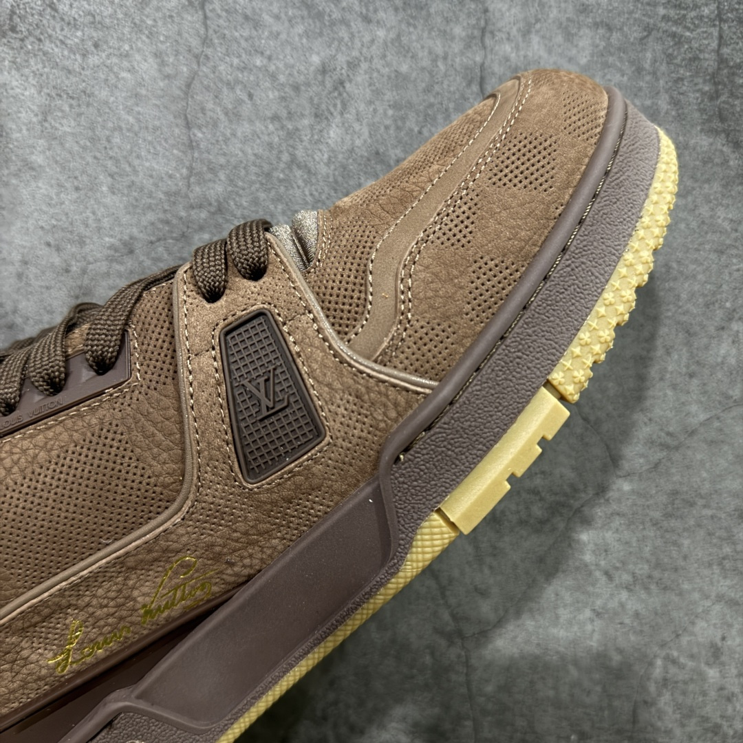 图片[6]-【天花板/Goat版】 市场最强版 没有之一的存在💪🏻 Louis Vuitton LV Trainer 系列全新版上架 手里有正品的可以对比下🆚懂货的看细节‼️ 此版品质是市场从未达到的新高度！ 整体版型 皮料 牛仔布的色差 压花纹路清晰度 后跟版型等等 都可以自行对比[机智]吊打市场所有货，怒甩十条街的那种，直接来正品对比图🆚，欢迎拿市场各大工厂的货来对比！ 尺码：35-45码-选品中心