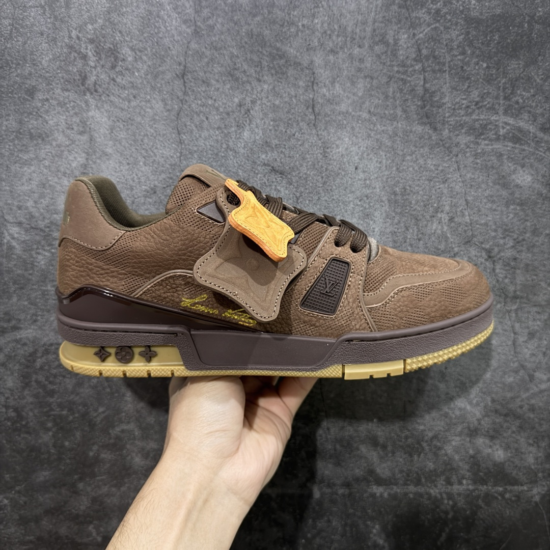 【天花板/Goat版】 市场最强版 没有之一的存在💪🏻 Louis Vuitton LV Trainer 系列全新版上架 手里有正品的可以对比下🆚懂货的看细节‼️ 此版品质是市场从未达到的新高度！ 整体版型 皮料 牛仔布的色差 压花纹路清晰度 后跟版型等等 都可以自行对比[机智]吊打市场所有货，怒甩十条街的那种，直接来正品对比图🆚，欢迎拿市场各大工厂的货来对比！ 尺码：35-45码-选品中心