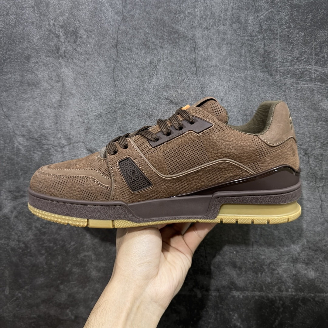 图片[2]-【天花板/Goat版】 市场最强版 没有之一的存在💪🏻 Louis Vuitton LV Trainer 系列全新版上架 手里有正品的可以对比下🆚懂货的看细节‼️ 此版品质是市场从未达到的新高度！ 整体版型 皮料 牛仔布的色差 压花纹路清晰度 后跟版型等等 都可以自行对比[机智]吊打市场所有货，怒甩十条街的那种，直接来正品对比图🆚，欢迎拿市场各大工厂的货来对比！ 尺码：35-45码-选品中心