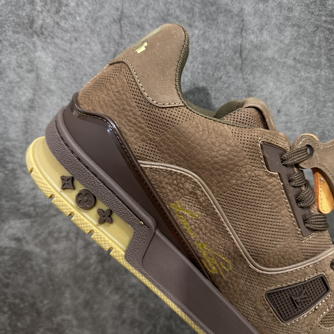 图片[7]-【天花板/Goat版】 市场最强版 没有之一的存在💪🏻 Louis Vuitton LV Trainer 系列全新版上架 手里有正品的可以对比下🆚懂货的看细节‼️ 此版品质是市场从未达到的新高度！ 整体版型 皮料 牛仔布的色差 压花纹路清晰度 后跟版型等等 都可以自行对比[机智]吊打市场所有货，怒甩十条街的那种，直接来正品对比图🆚，欢迎拿市场各大工厂的货来对比！ 尺码：35-45码-选品中心