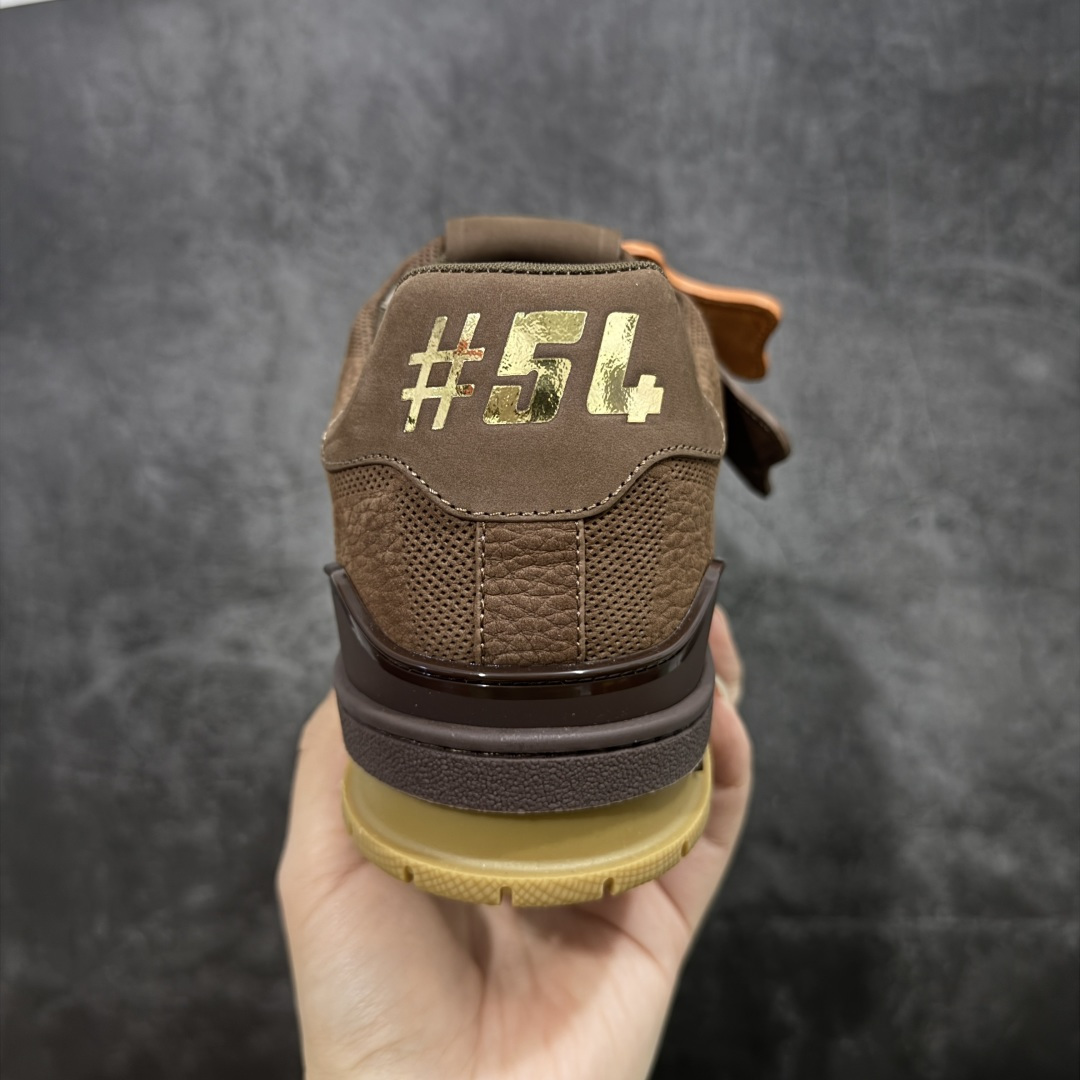 图片[4]-【天花板/Goat版】 市场最强版 没有之一的存在💪🏻 Louis Vuitton LV Trainer 系列全新版上架 手里有正品的可以对比下🆚懂货的看细节‼️ 此版品质是市场从未达到的新高度！ 整体版型 皮料 牛仔布的色差 压花纹路清晰度 后跟版型等等 都可以自行对比[机智]吊打市场所有货，怒甩十条街的那种，直接来正品对比图🆚，欢迎拿市场各大工厂的货来对比！ 尺码：35-45码-选品中心