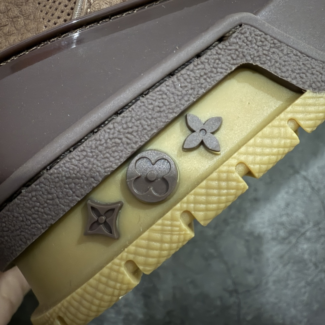 图片[3]-【天花板/Goat版】 市场最强版 没有之一的存在💪🏻 Louis Vuitton LV Trainer 系列全新版上架 手里有正品的可以对比下🆚懂货的看细节‼️ 此版品质是市场从未达到的新高度！ 整体版型 皮料 牛仔布的色差 压花纹路清晰度 后跟版型等等 都可以自行对比[机智]吊打市场所有货，怒甩十条街的那种，直接来正品对比图🆚，欢迎拿市场各大工厂的货来对比！ 尺码：35-45码-选品中心