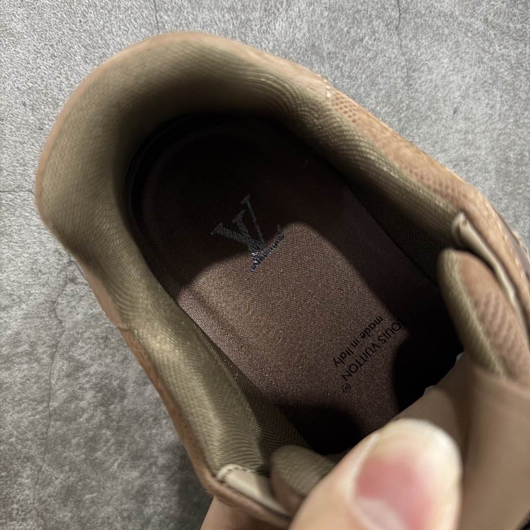 图片[9]-【天花板/Goat版】 市场最强版 没有之一的存在💪🏻 Louis Vuitton LV Trainer 系列全新版上架 手里有正品的可以对比下🆚懂货的看细节‼️ 此版品质是市场从未达到的新高度！ 整体版型 皮料 牛仔布的色差 压花纹路清晰度 后跟版型等等 都可以自行对比[机智]吊打市场所有货，怒甩十条街的那种，直接来正品对比图🆚，欢迎拿市场各大工厂的货来对比！ 尺码：35-45码-选品中心