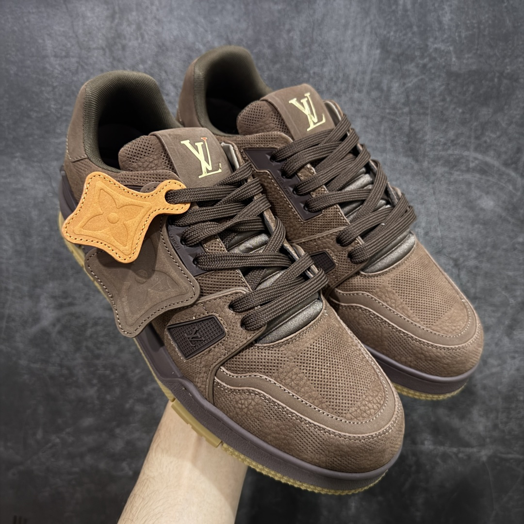 【天花板/Goat版】 市场最强版 没有之一的存在💪🏻 Louis Vuitton LV Trainer 系列全新版上架 手里有正品的可以对比下🆚懂货的看细节‼️ 此版品质是市场从未达到的新高度！ 整体版型 皮料 牛仔布的色差 压花纹路清晰度 后跟版型等等 都可以自行对比[机智]吊打市场所有货，怒甩十条街的那种，直接来正品对比图🆚，欢迎拿市场各大工厂的货来对比！ 尺码：35-45码-选品中心