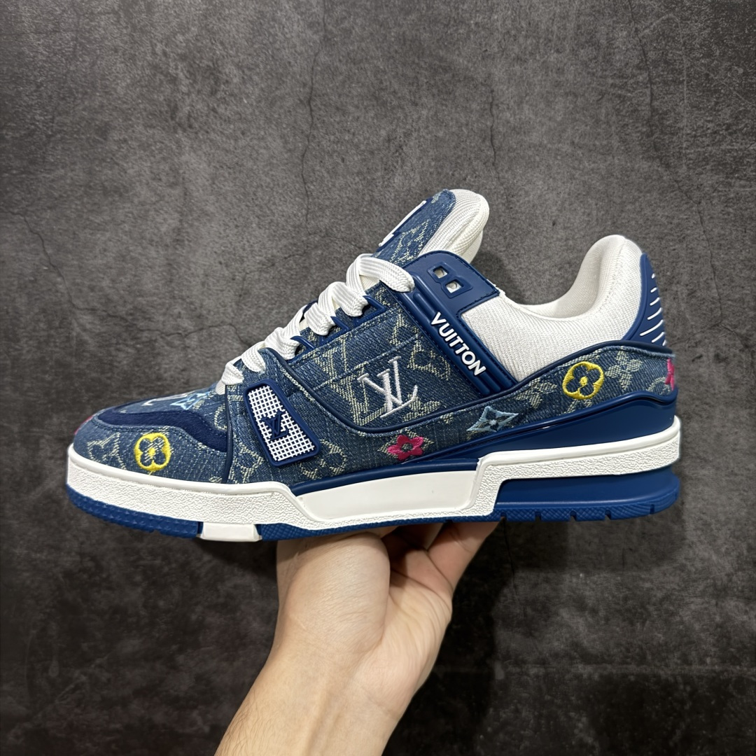 图片[2]-【莞产YS版本】Louis Vuitton Trainer lv时装走秀运动鞋 完美鞋型超高的清洁度 零毛边线头瑕疵 全套原楦原纸版原鞋开模 全网最具灵魂的版型 正确原装黄色鞋盒 正确中底印花 鞋面印花3D高频深度立体 全鞋电脑针车 紧密相连 针距密度一致 环保乳胶注塑鞋垫 厚度脚感还原原版 皮面裁剪部位 统一油边封口工艺 原装橡胶大底含胶量大底组合零偏差 专柜全套包装 防尘袋 说明书 质保卡 男女鞋 尺码： 39 40 41 42 43 44 45-选品中心