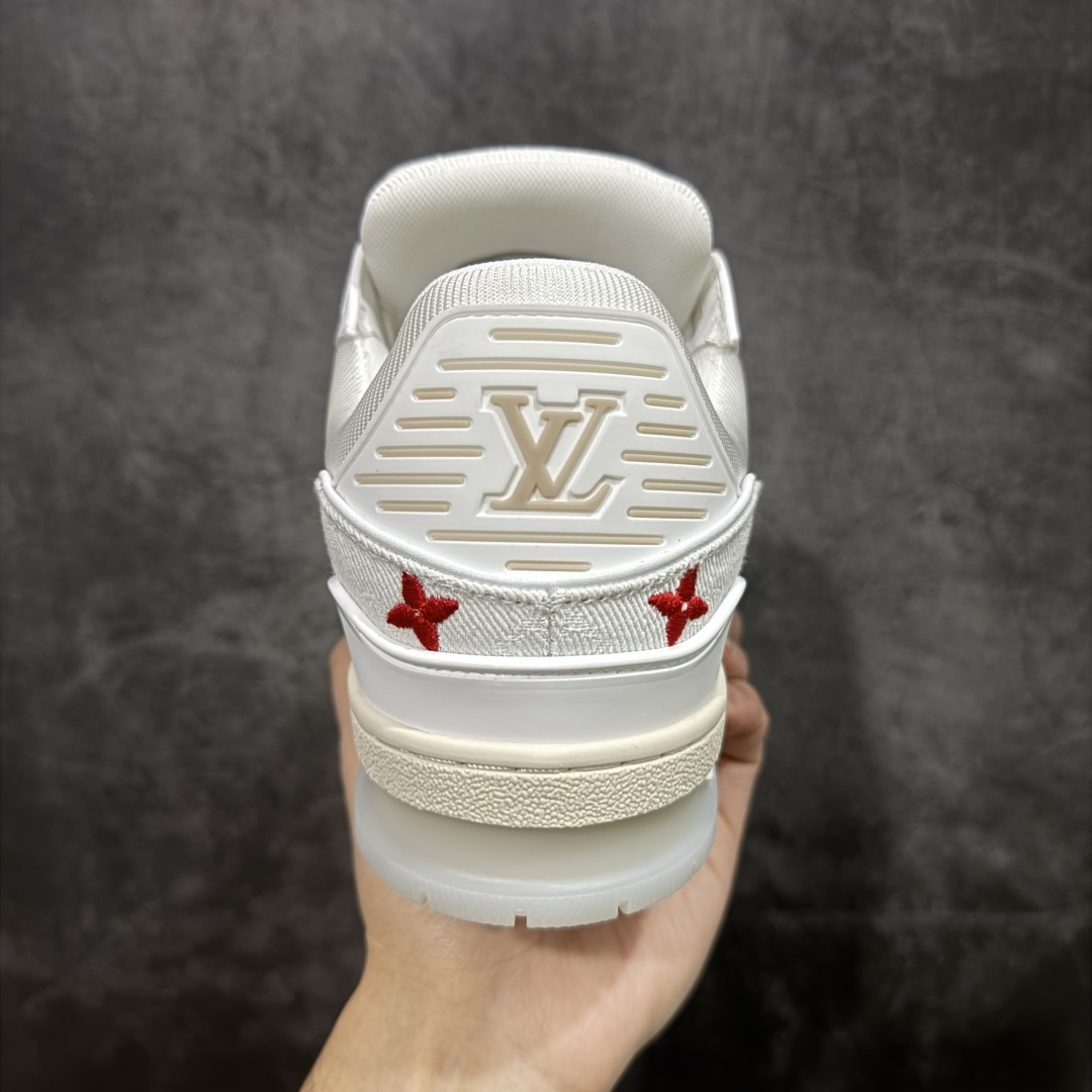 图片[4]-【莞产YS版本】Louis Vuitton Trainer lv时装走秀运动鞋 完美鞋型超高的清洁度 零毛边线头瑕疵 全套原楦原纸版原鞋开模 全网最具灵魂的版型 正确原装黄色鞋盒 正确中底印花 鞋面印花3D高频深度立体 全鞋电脑针车 紧密相连 针距密度一致 环保乳胶注塑鞋垫 厚度脚感还原原版 皮面裁剪部位 统一油边封口工艺 原装橡胶大底含胶量大底组合零偏差 专柜全套包装 防尘袋 说明书 质保卡 男女鞋 尺码： 39 40 41 42 43 44 45-选品中心