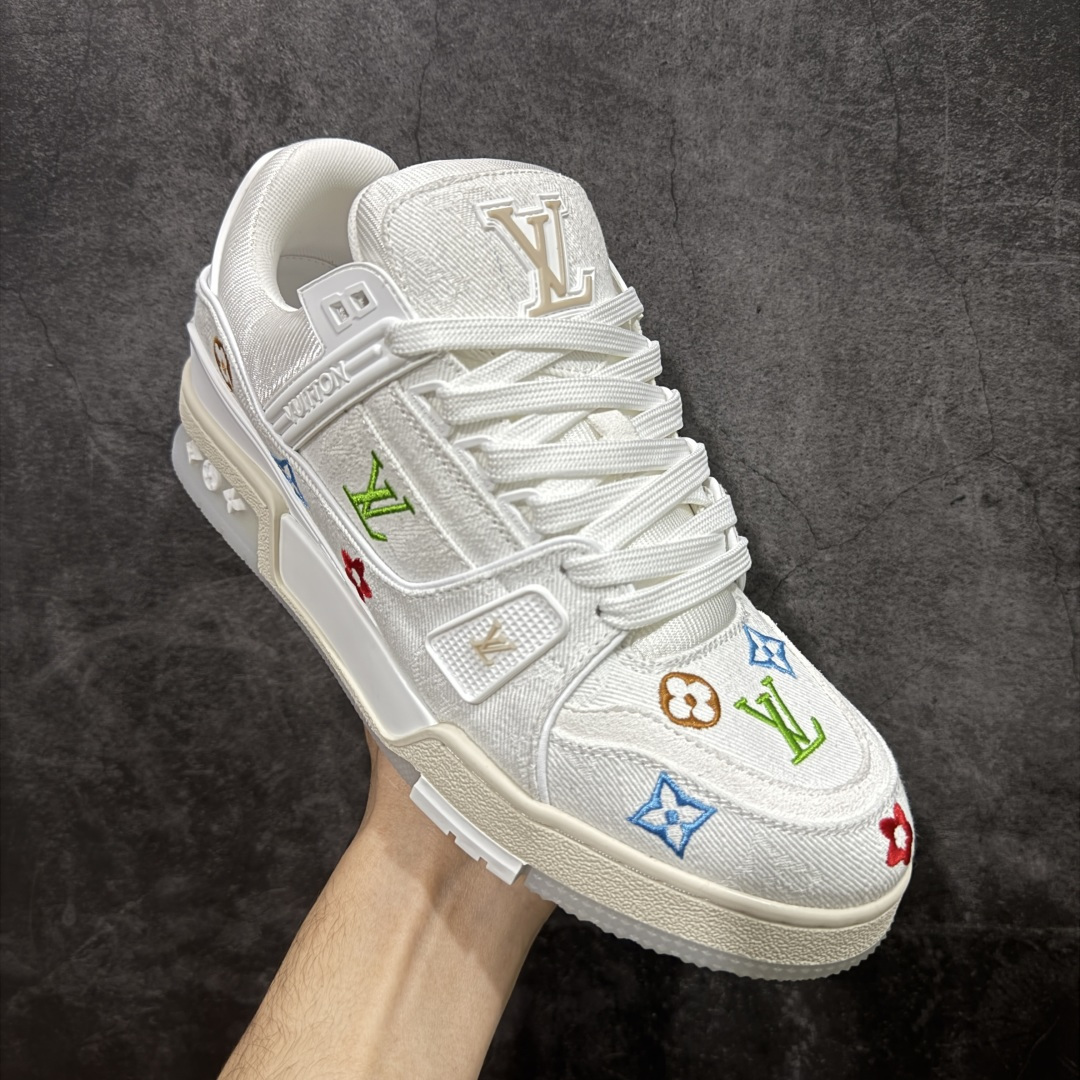 图片[3]-【莞产YS版本】Louis Vuitton Trainer lv时装走秀运动鞋 完美鞋型超高的清洁度 零毛边线头瑕疵 全套原楦原纸版原鞋开模 全网最具灵魂的版型 正确原装黄色鞋盒 正确中底印花 鞋面印花3D高频深度立体 全鞋电脑针车 紧密相连 针距密度一致 环保乳胶注塑鞋垫 厚度脚感还原原版 皮面裁剪部位 统一油边封口工艺 原装橡胶大底含胶量大底组合零偏差 专柜全套包装 防尘袋 说明书 质保卡 男女鞋 尺码： 39 40 41 42 43 44 45-选品中心