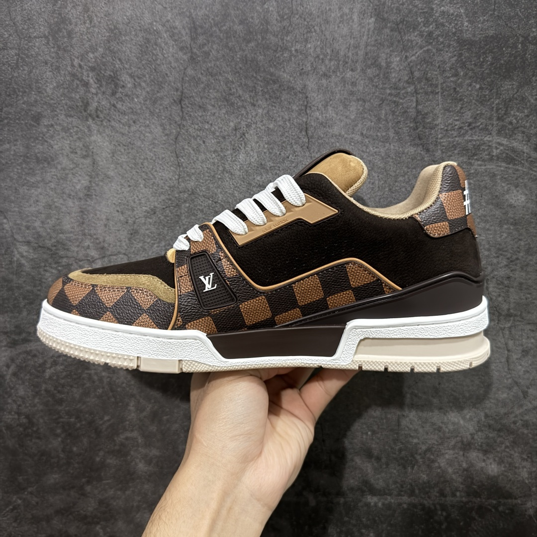 图片[2]-【莞产YS版本】Louis Vuitton Trainer lv时装走秀运动鞋 完美鞋型超高的清洁度 零毛边线头瑕疵 全套原楦原纸版原鞋开模 全网最具灵魂的版型 正确原装黄色鞋盒 正确中底印花 鞋面印花3D高频深度立体 全鞋电脑针车 紧密相连 针距密度一致 环保乳胶注塑鞋垫 厚度脚感还原原版 皮面裁剪部位 统一油边封口工艺 原装橡胶大底含胶量大底组合零偏差 专柜全套包装 防尘袋 说明书 质保卡 男女鞋 尺码： 39 40 41 42 43 44 45-选品中心