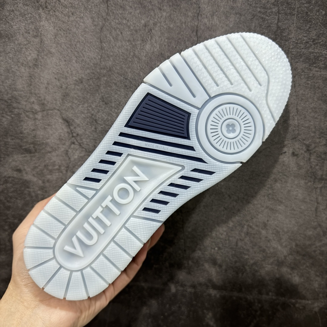 图片[9]-【莞产YS版本】Louis Vuitton Trainer lv时装走秀运动鞋 完美鞋型超高的清洁度 零毛边线头瑕疵 全套原楦原纸版原鞋开模 全网最具灵魂的版型 正确原装黄色鞋盒 正确中底印花 鞋面印花3D高频深度立体 全鞋电脑针车 紧密相连 针距密度一致 环保乳胶注塑鞋垫 厚度脚感还原原版 皮面裁剪部位 统一油边封口工艺 原装橡胶大底含胶量大底组合零偏差 专柜全套包装 防尘袋 说明书 质保卡 男女鞋 尺码： 39 40 41 42 43 44 45-选品中心