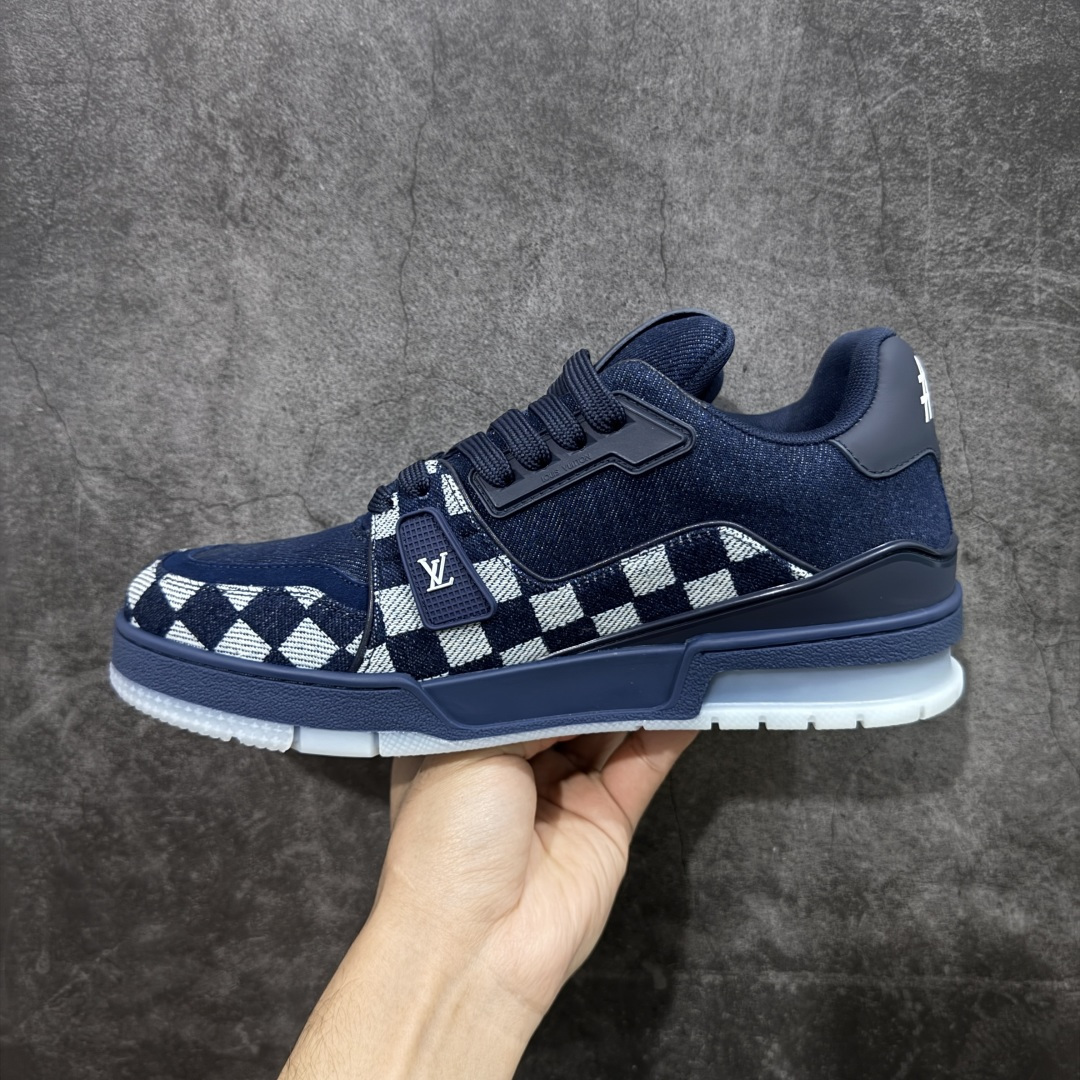 图片[2]-【莞产YS版本】Louis Vuitton Trainer lv时装走秀运动鞋 完美鞋型超高的清洁度 零毛边线头瑕疵 全套原楦原纸版原鞋开模 全网最具灵魂的版型 正确原装黄色鞋盒 正确中底印花 鞋面印花3D高频深度立体 全鞋电脑针车 紧密相连 针距密度一致 环保乳胶注塑鞋垫 厚度脚感还原原版 皮面裁剪部位 统一油边封口工艺 原装橡胶大底含胶量大底组合零偏差 专柜全套包装 防尘袋 说明书 质保卡 男女鞋 尺码： 39 40 41 42 43 44 45-选品中心