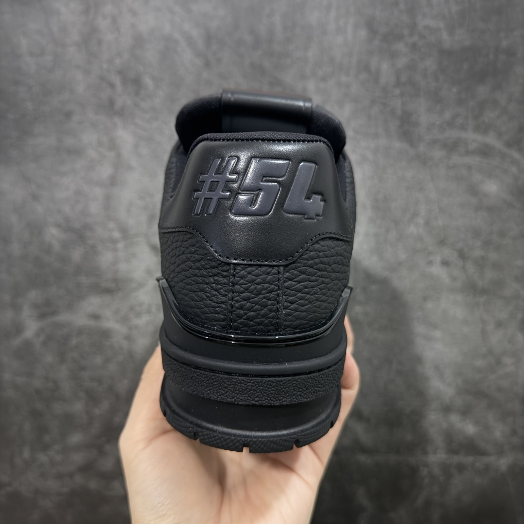 图片[4]-【天花板/Goat版】 市场最强版 没有之一的存在💪🏻 Louis Vuitton LV Trainer 系列全新版上架 手里有正品的可以对比下🆚懂货的看细节‼️ 此版品质是市场从未达到的新高度！ 整体版型 皮料 牛仔布的色差 压花纹路清晰度 后跟版型等等 都可以自行对比[机智]吊打市场所有货，怒甩十条街的那种，直接来正品对比图🆚，欢迎拿市场各大工厂的货来对比！ 尺码：38-45码-选品中心