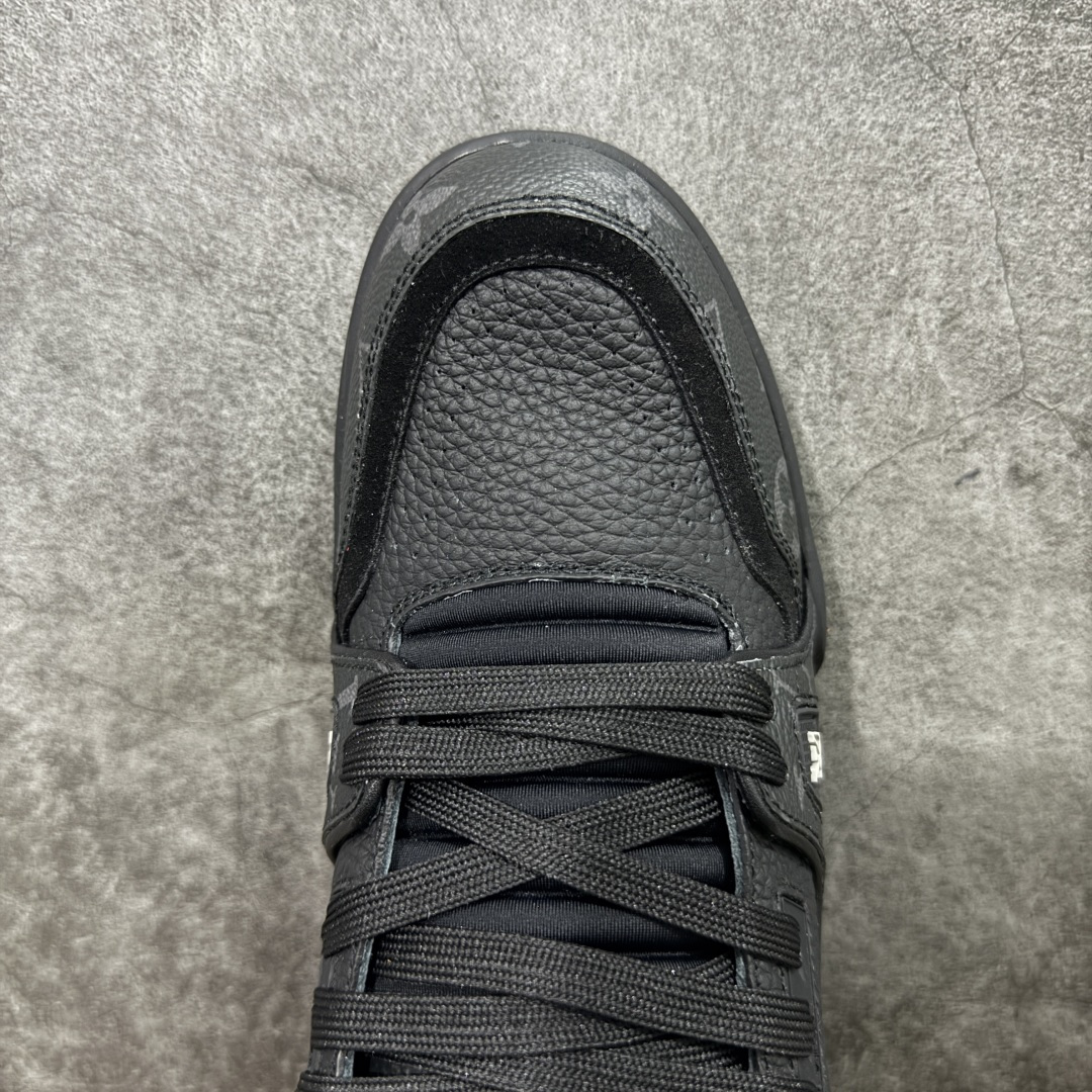 图片[5]-【天花板/Goat版】 市场最强版 没有之一的存在💪🏻 Louis Vuitton LV Trainer 系列全新版上架 手里有正品的可以对比下🆚懂货的看细节‼️ 此版品质是市场从未达到的新高度！ 整体版型 皮料 牛仔布的色差 压花纹路清晰度 后跟版型等等 都可以自行对比[机智]吊打市场所有货，怒甩十条街的那种，直接来正品对比图🆚，欢迎拿市场各大工厂的货来对比！ 尺码：38-45码-选品中心